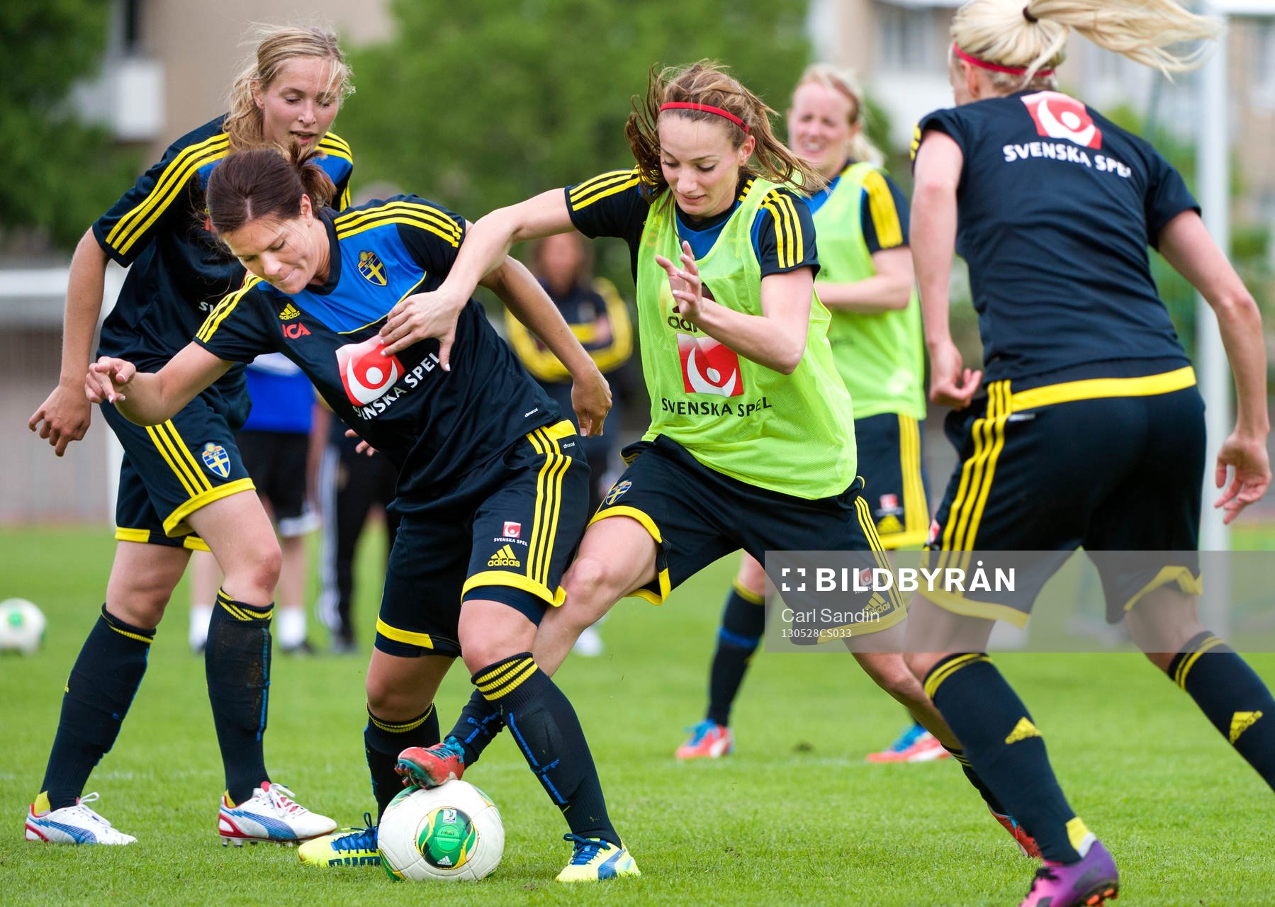 Fotboll, Damlandslaget, Träning: Hanna Folkesson i närkamp med Kosovare Asllani, Sverige.