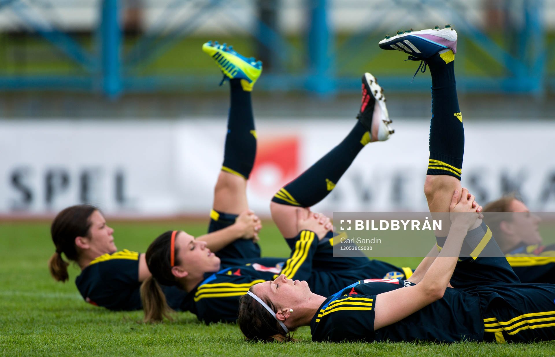 Lotta Schelin, Sverige, gör fysövningar innan träningen