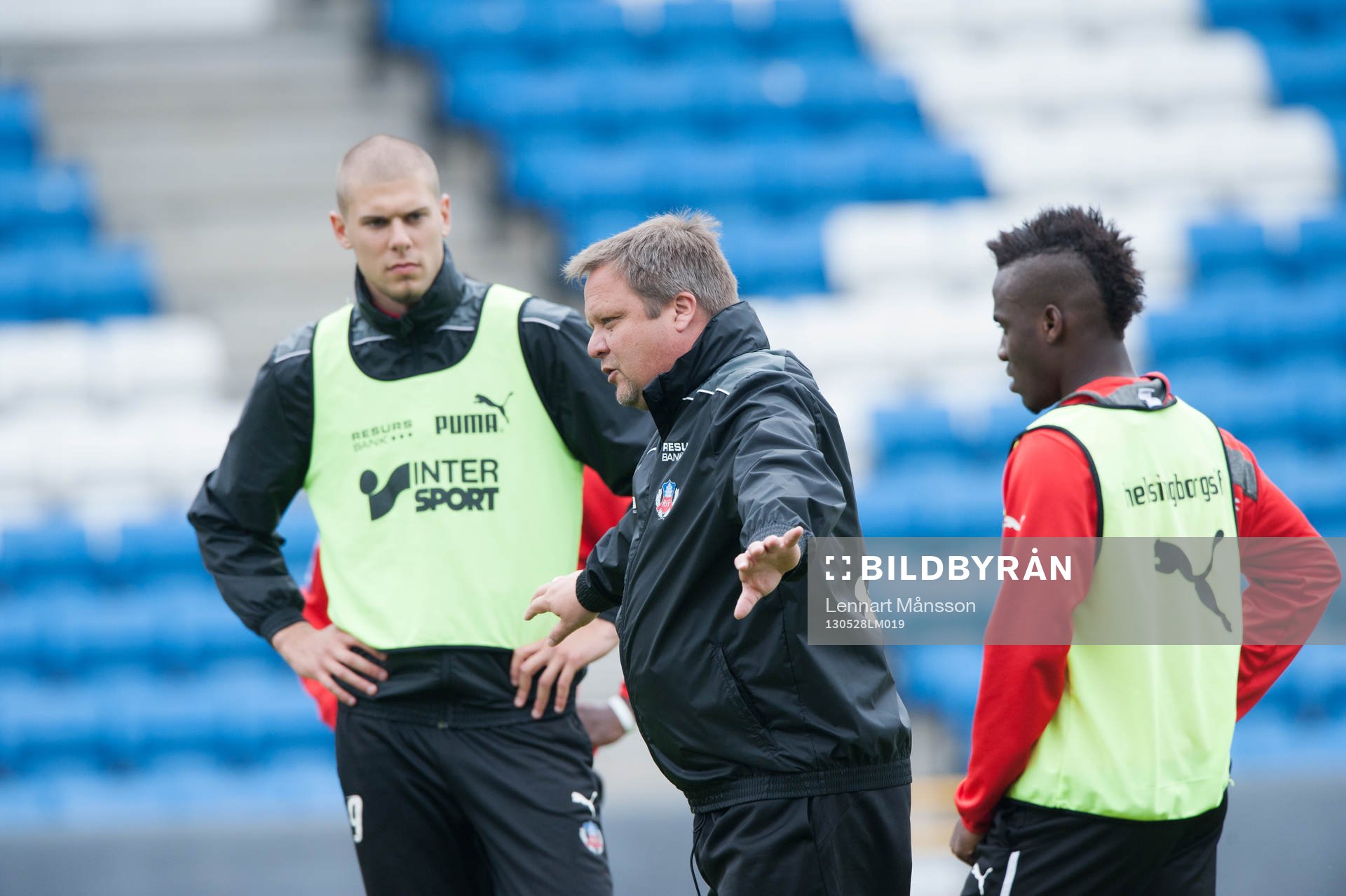 Roar Hansen, tränare, med David Accam och Robin Simovic,