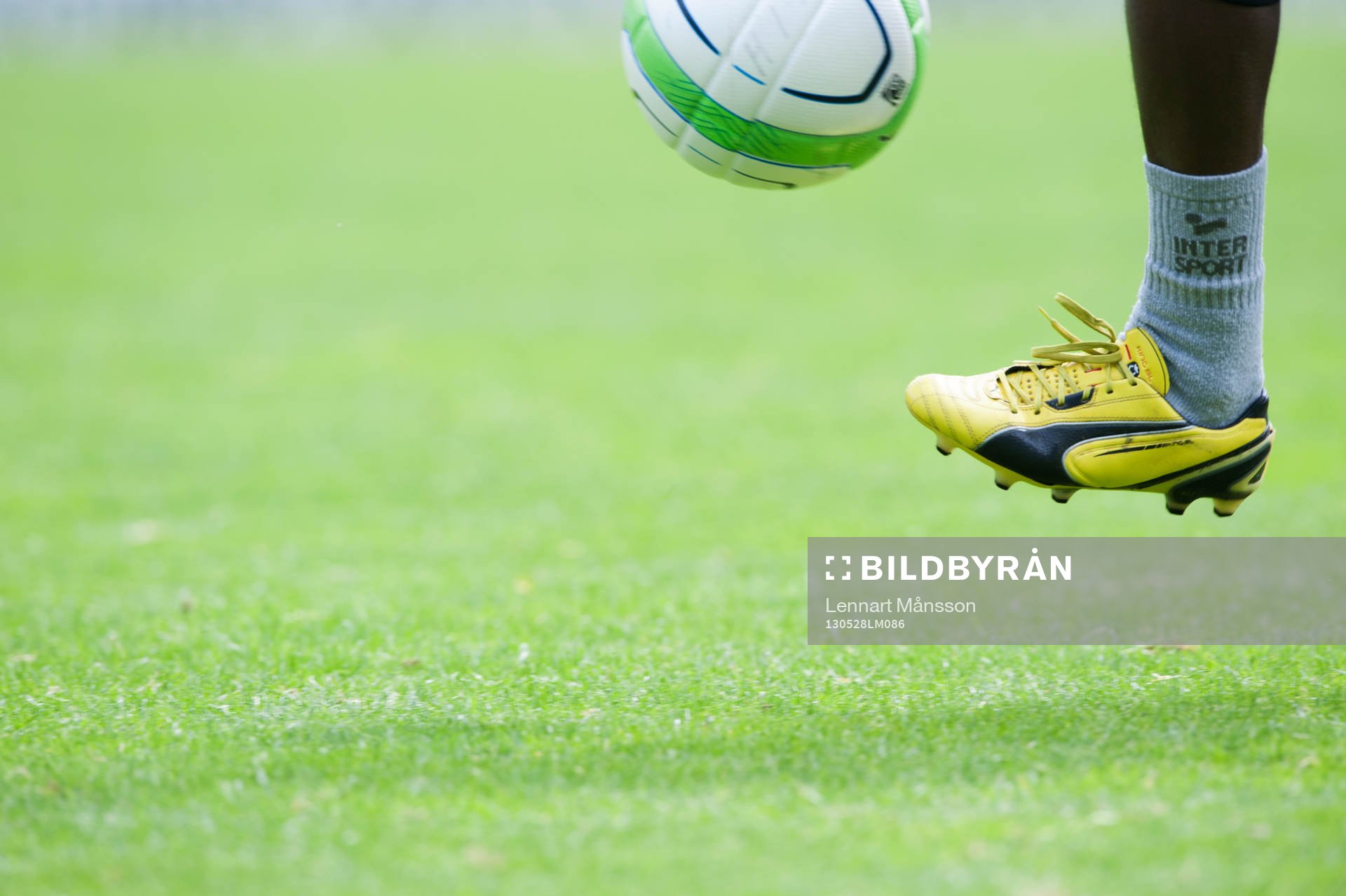 Tillslag, fot, fötter, fotbollsskor, gräs, gräsmatta