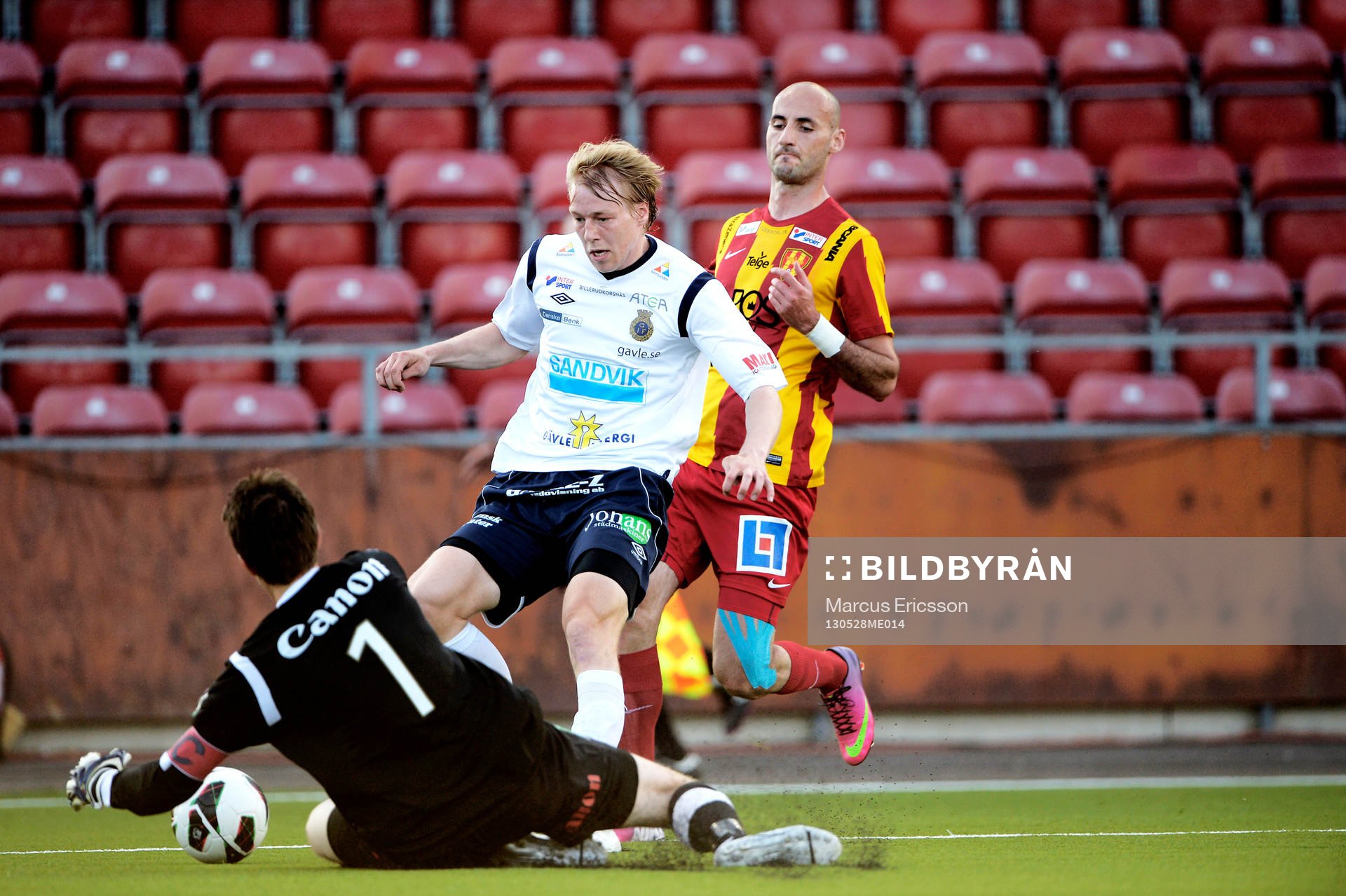 Mattias Hugosson, målvakt, Gefle, går ut och möter Olof