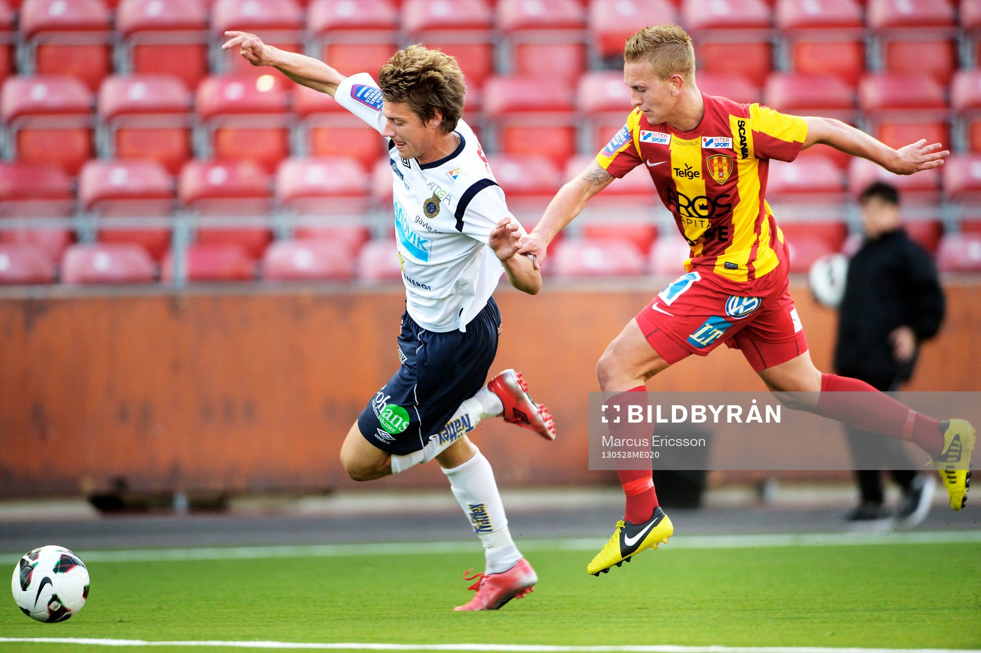 Jakob Orlov, Gefle, knuffas till av Alexander Michel,