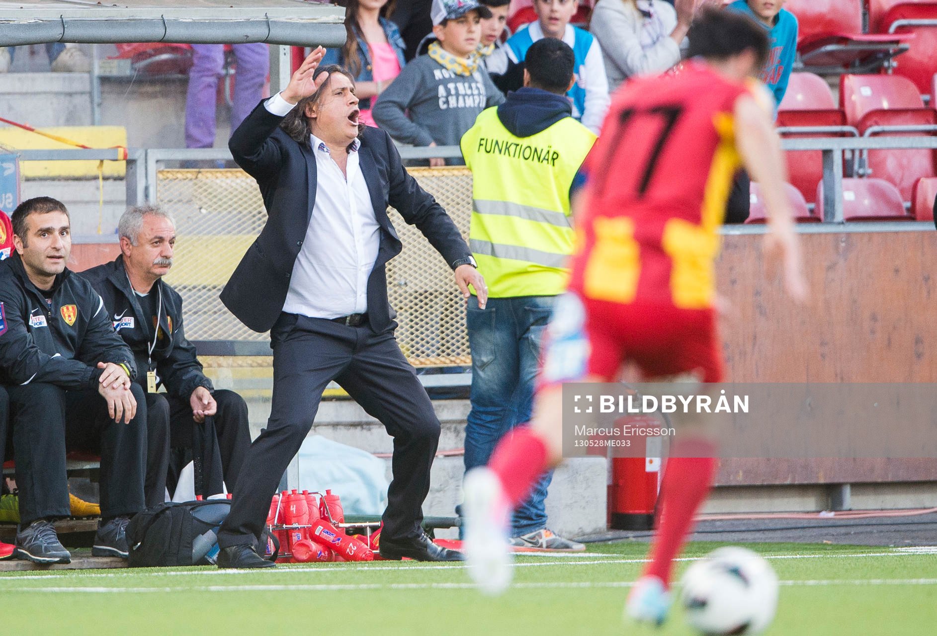 Özcan Melkemichel, tränare Syrianska manar på spelet i