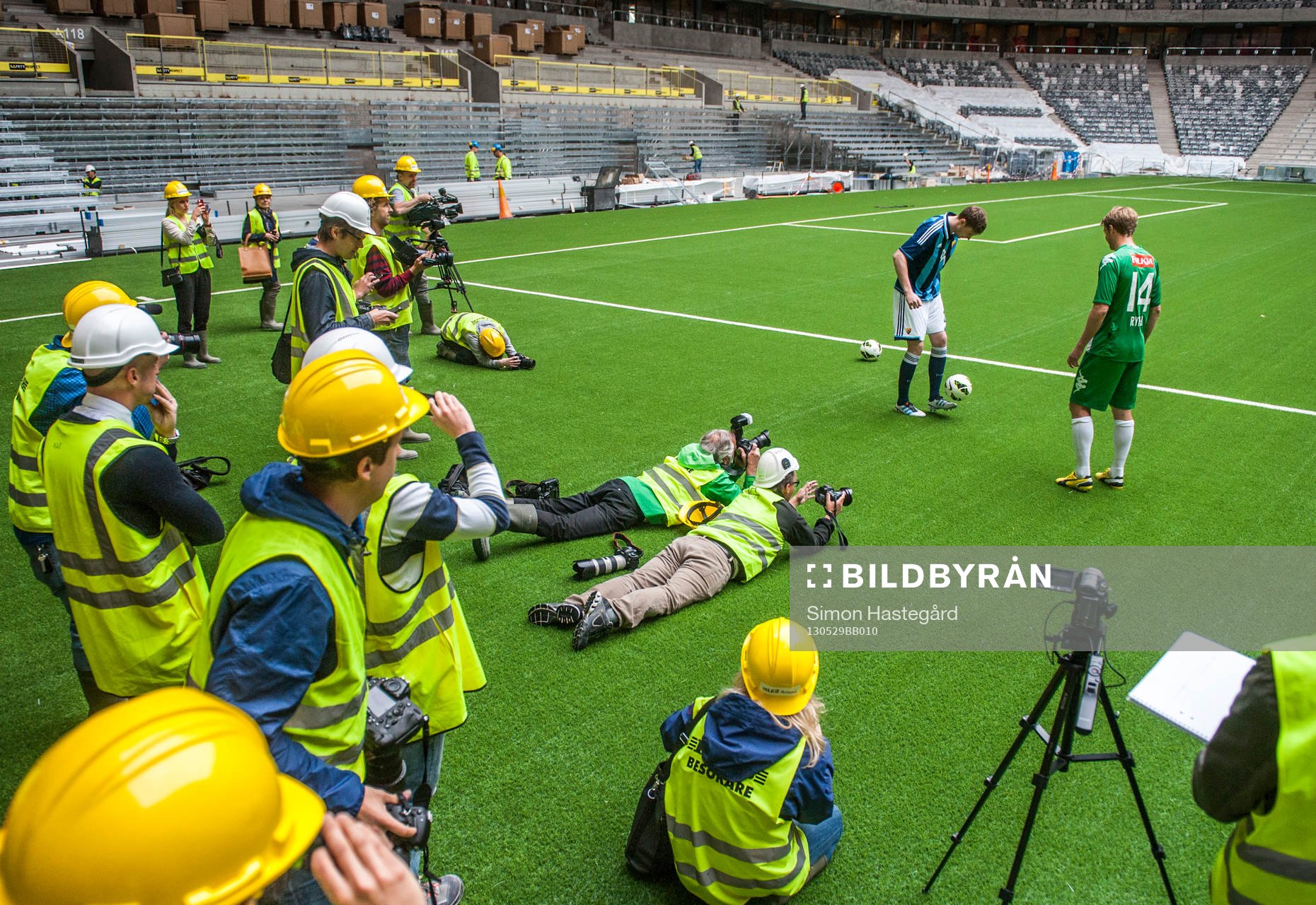 Journalister och fotografer dokumenterar Daniel Jarl,