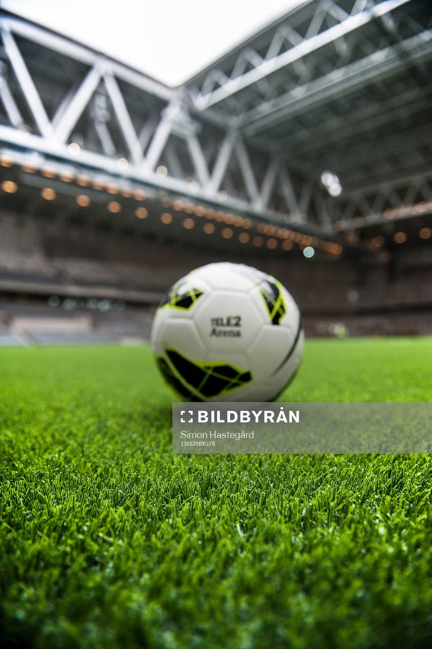 En fotboll på tele2 arenas gräs. Skärpan ligger på