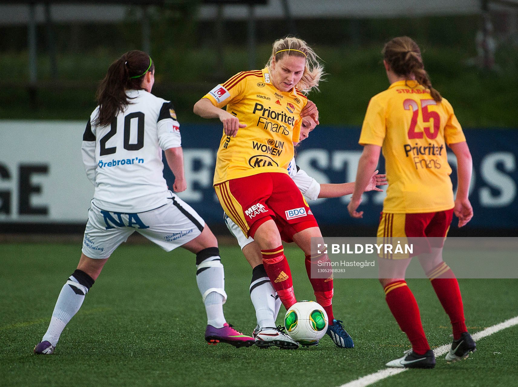 Lisa Dahlkvist, Tyresö FF, i mitten, i duell om bollen med
