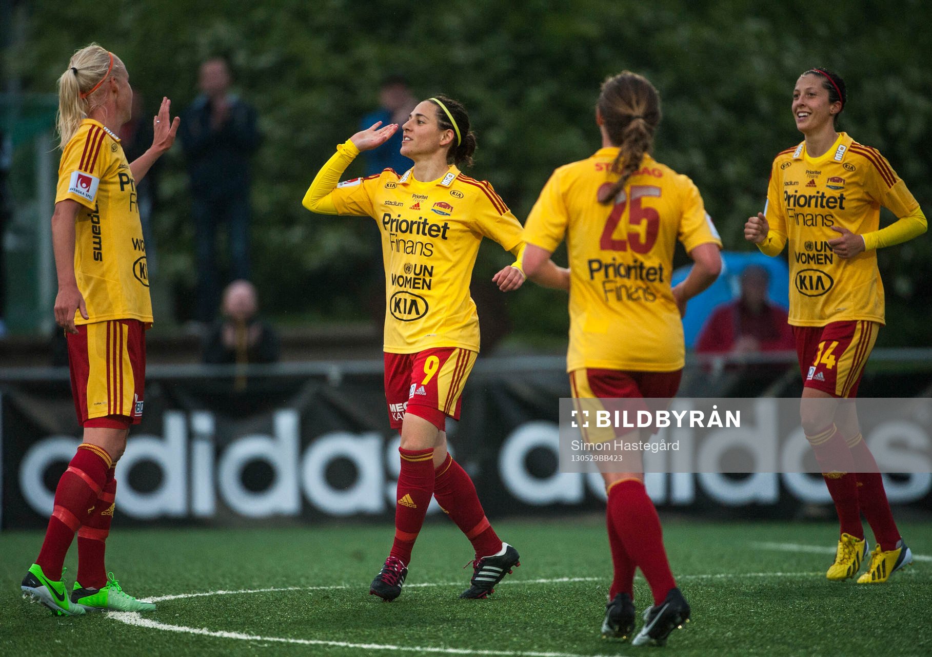 Tyresö FF-spelarna jublar