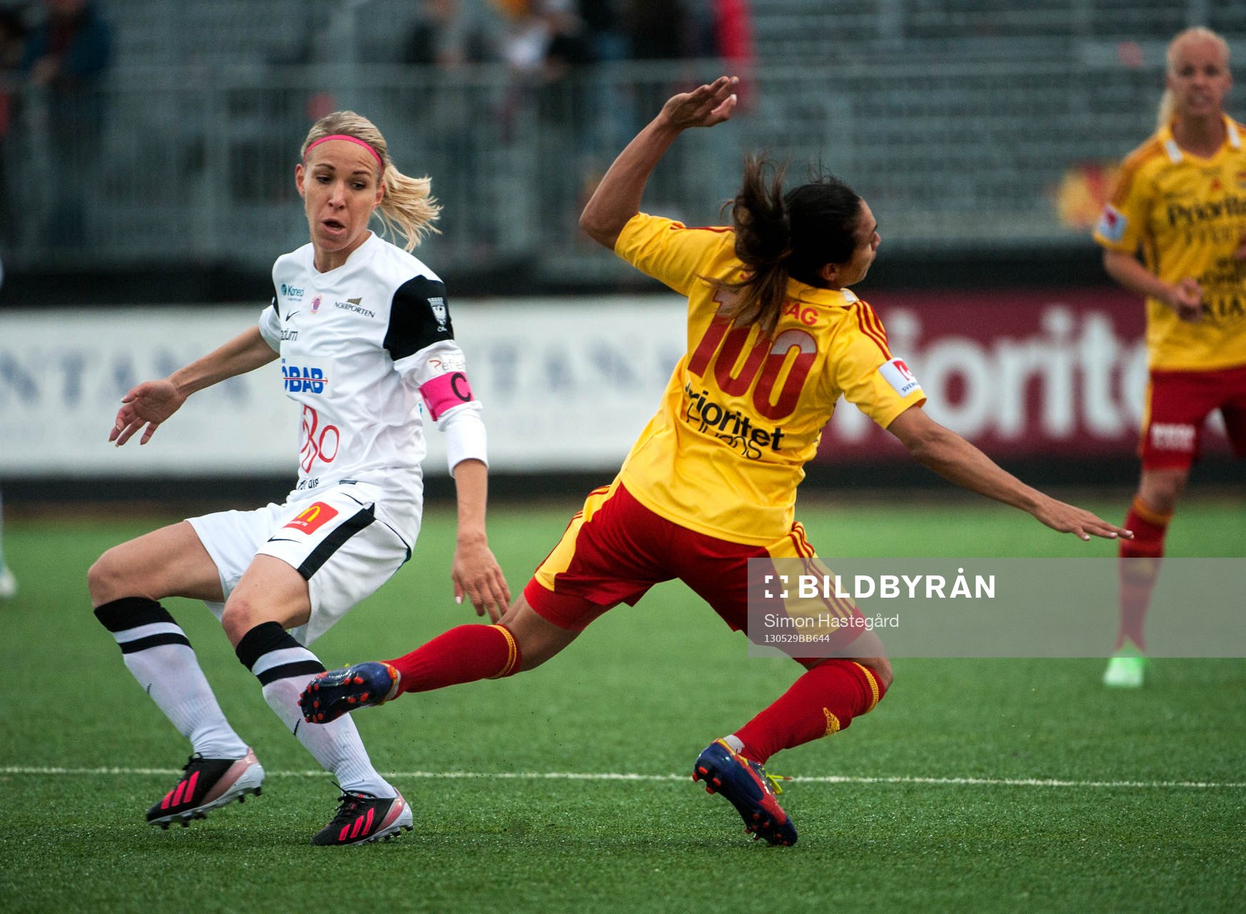 Elin Magnusson, KIF Örebro DFF, fäller Marta Vieira da