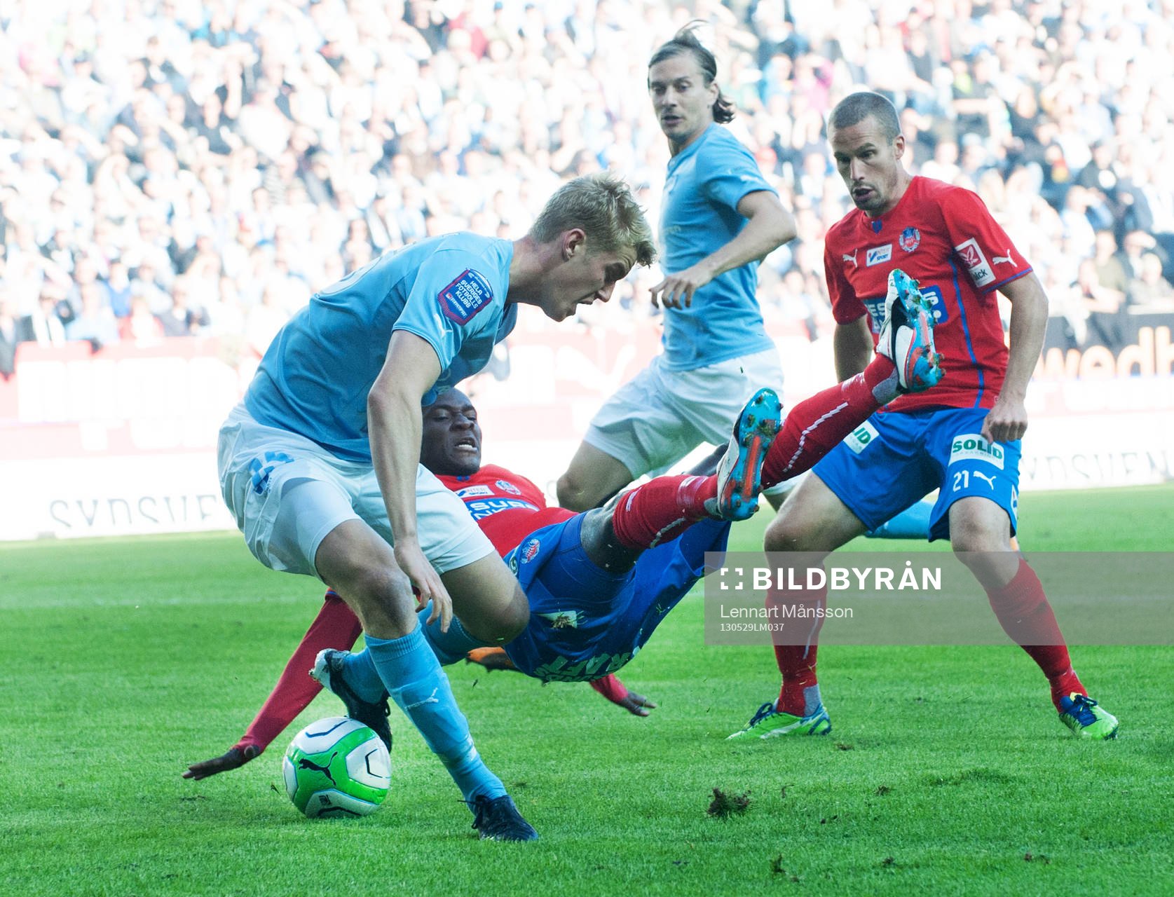 Filip Helander, Malmö, får May Mahlangu på fall