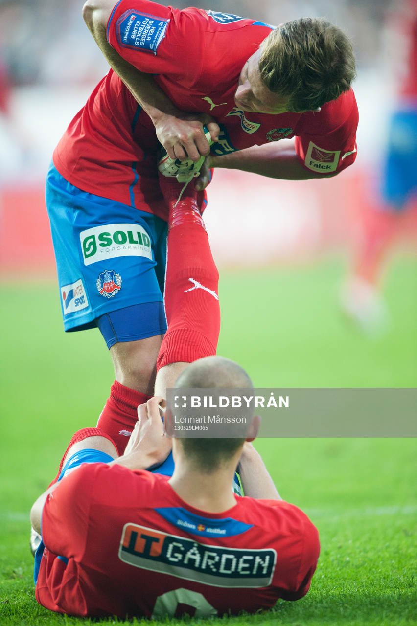 Kramp, streching, Emil Krafth hjälper Robin Simovic,
