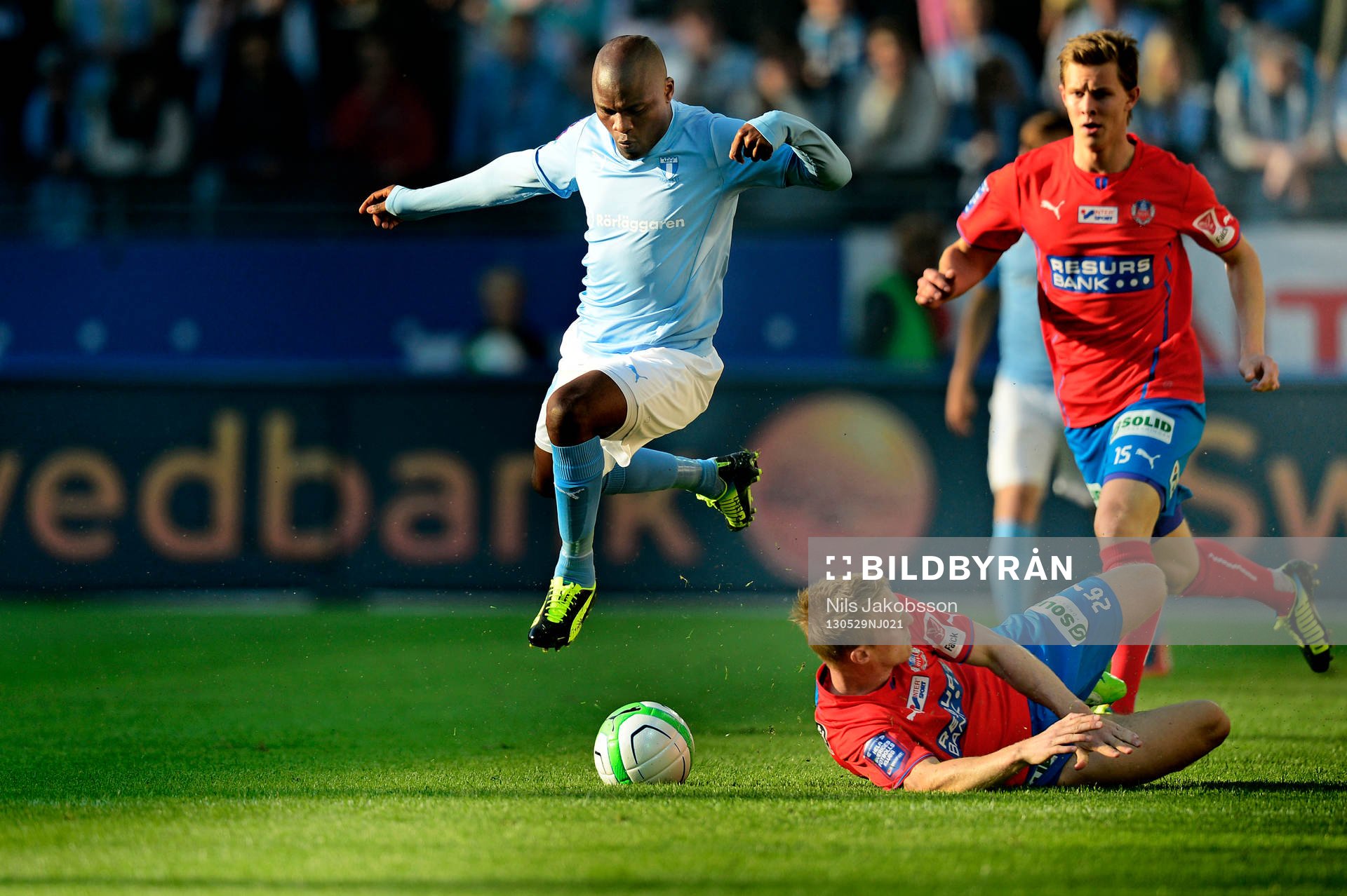 Tokelo Rantie, Malmö FF, tar sig förbi Peter Larsson,