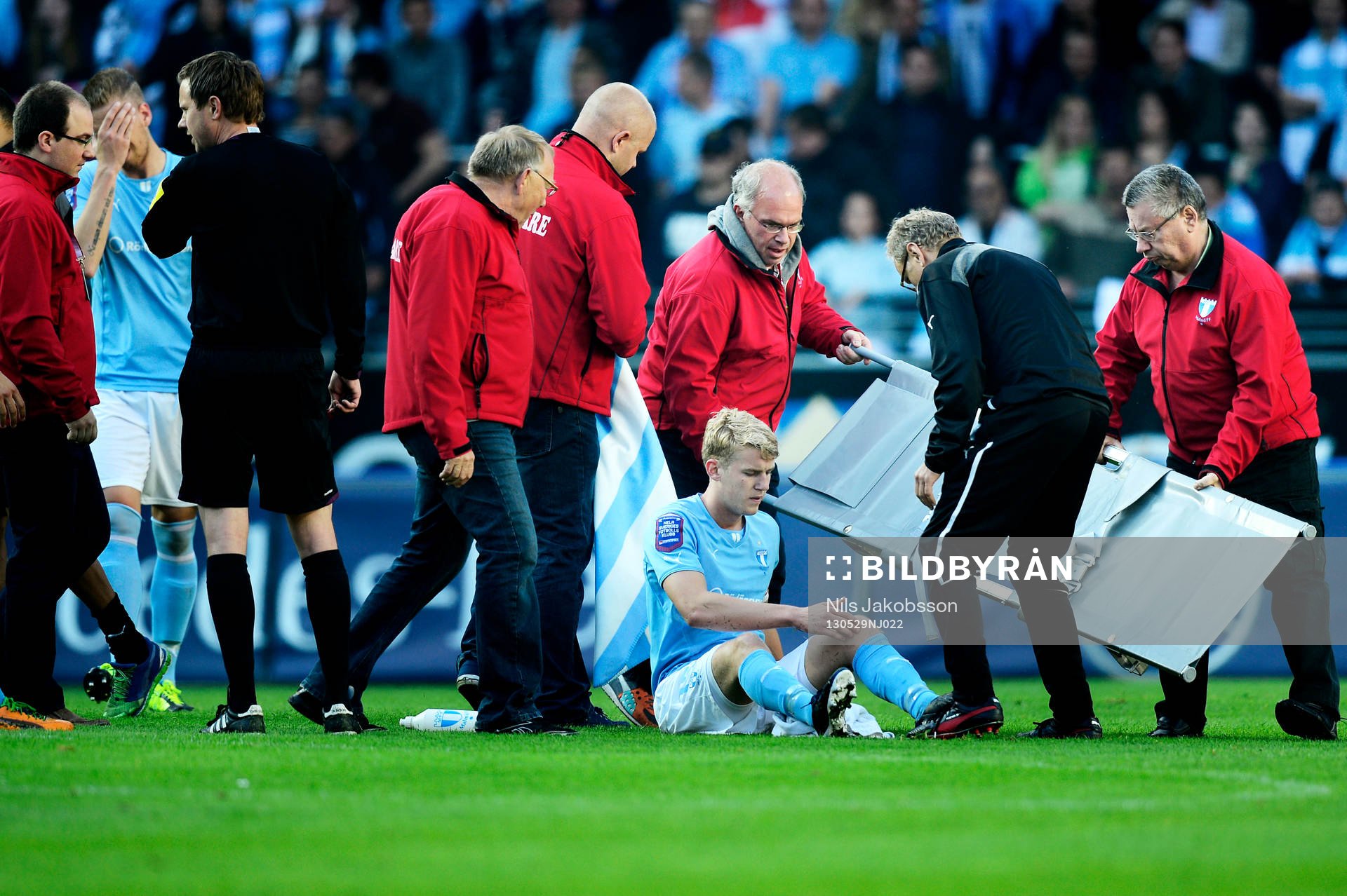Filip Helander, Malmö FF, lämnar matchen med en