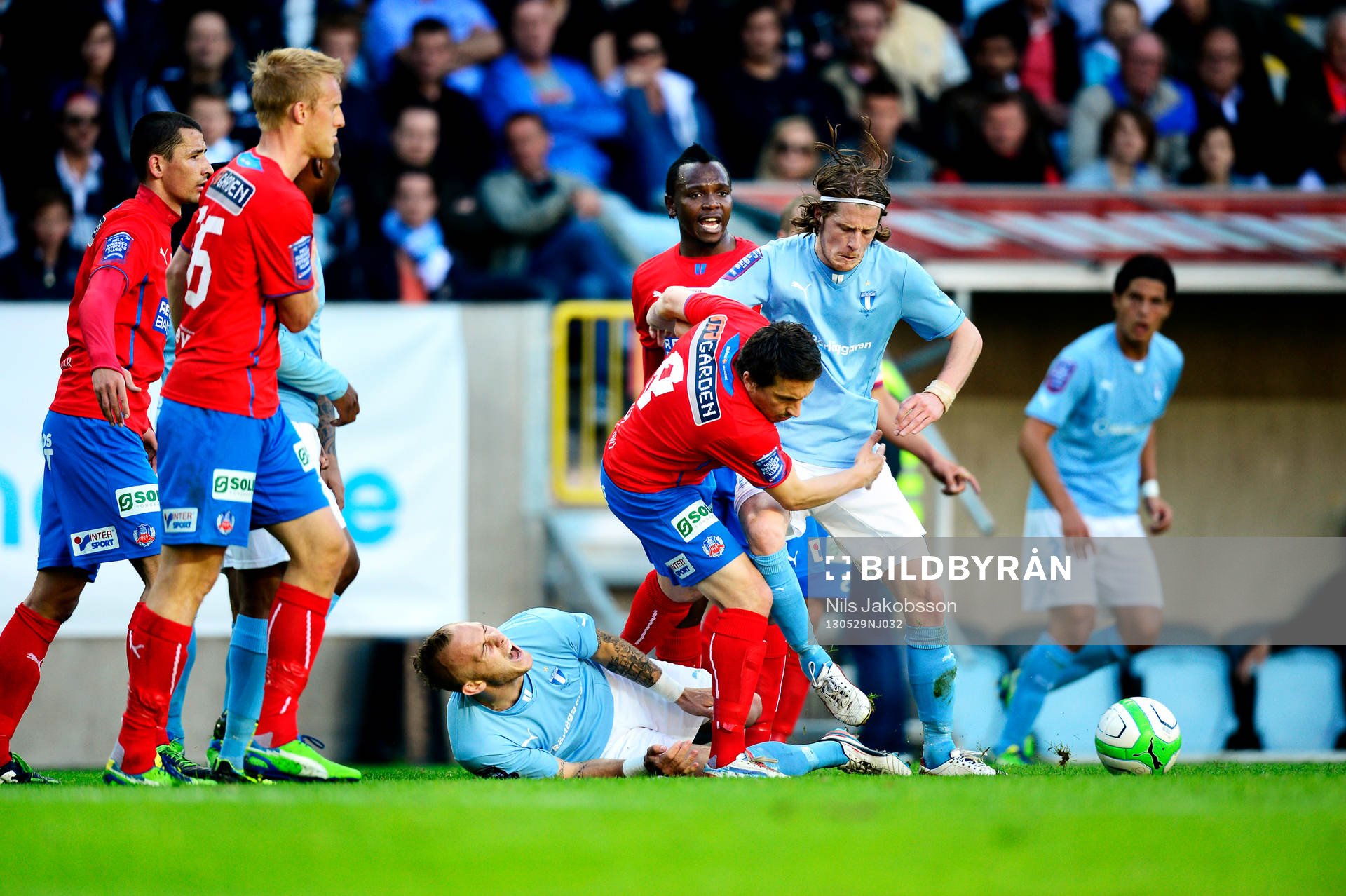 Fotboll, Allsvenskan, Malmö FF - Helsingborg: Magnus Eriksson, Malmö FF, ligger under Ardian Gashi, Helsingborg och Erik Friberg, Malmö FF.