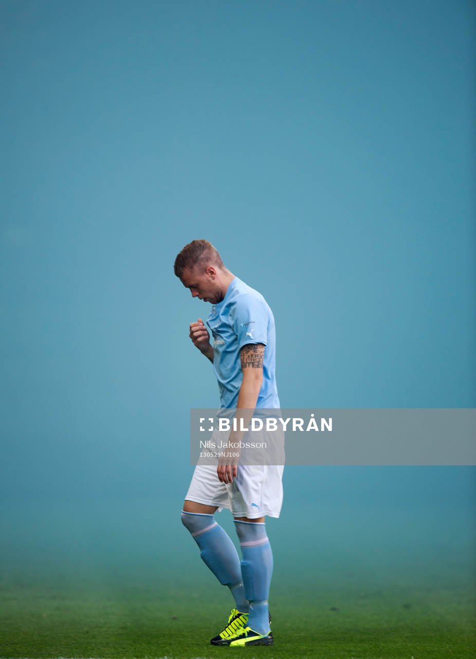 Pontus Jansson, Malmö FF, går av planen