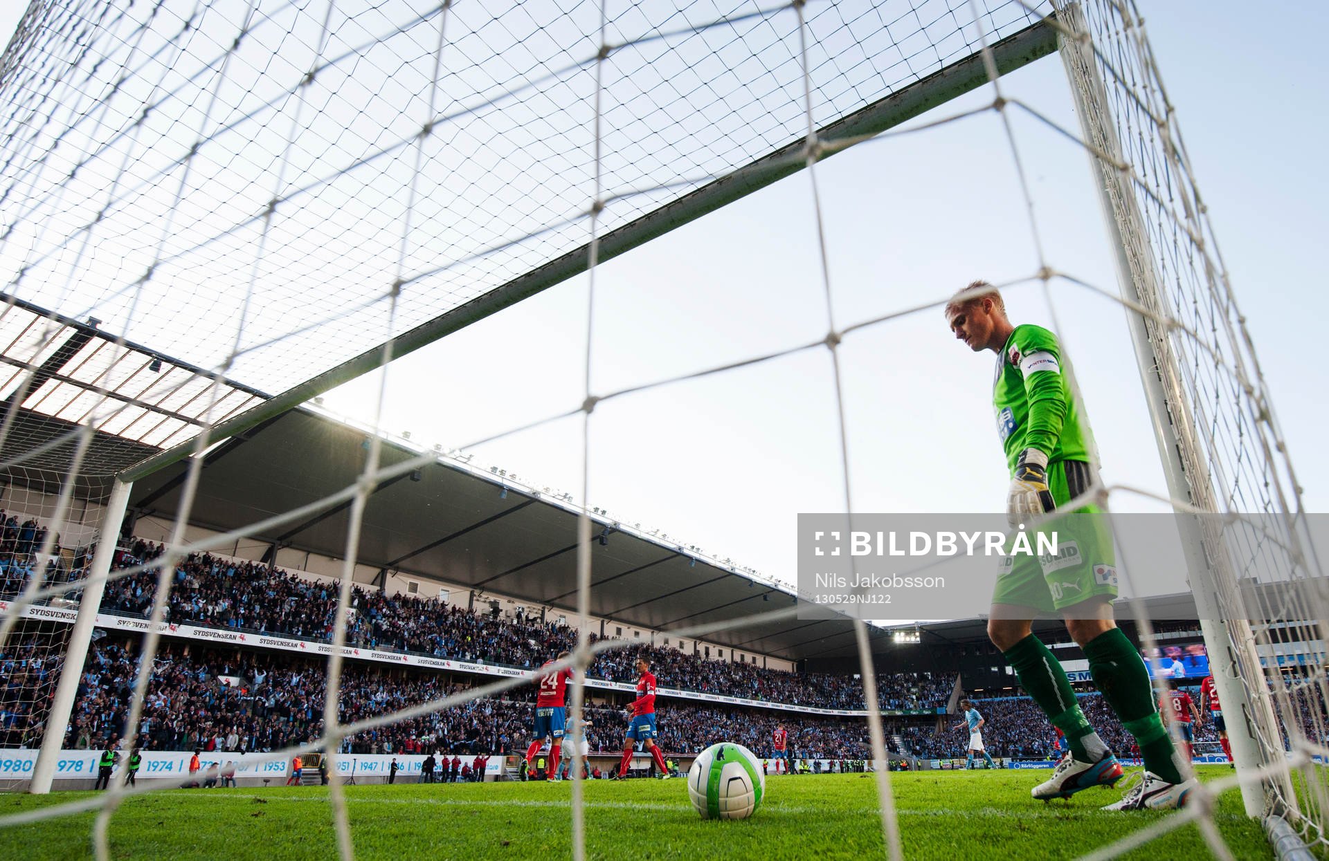 Pär Hansson, målvakt, Helsingborg, plockar bollen ur