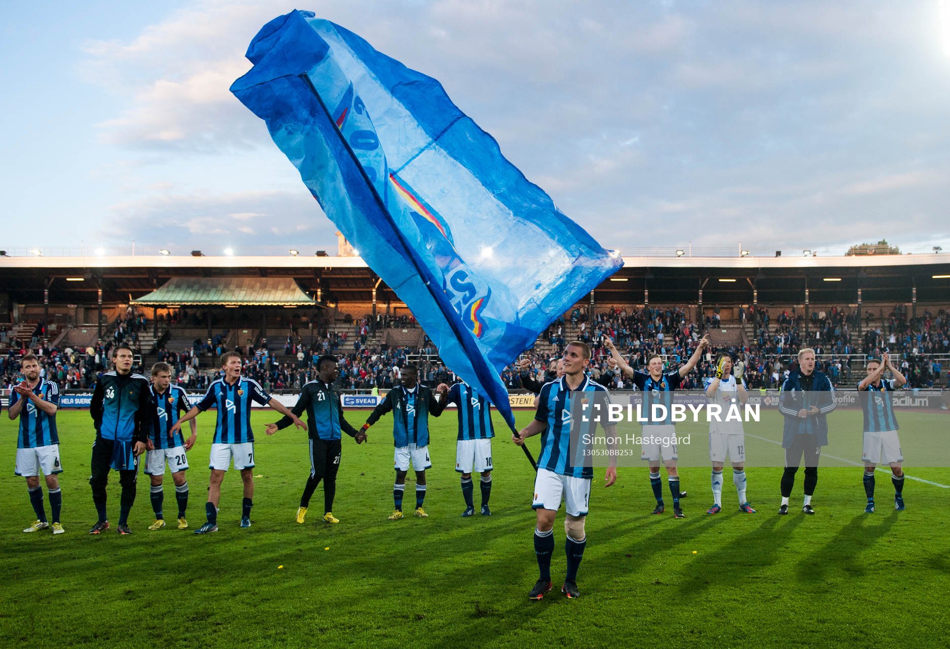 Marc Pedersen, Djurgården, håller i en flagga när