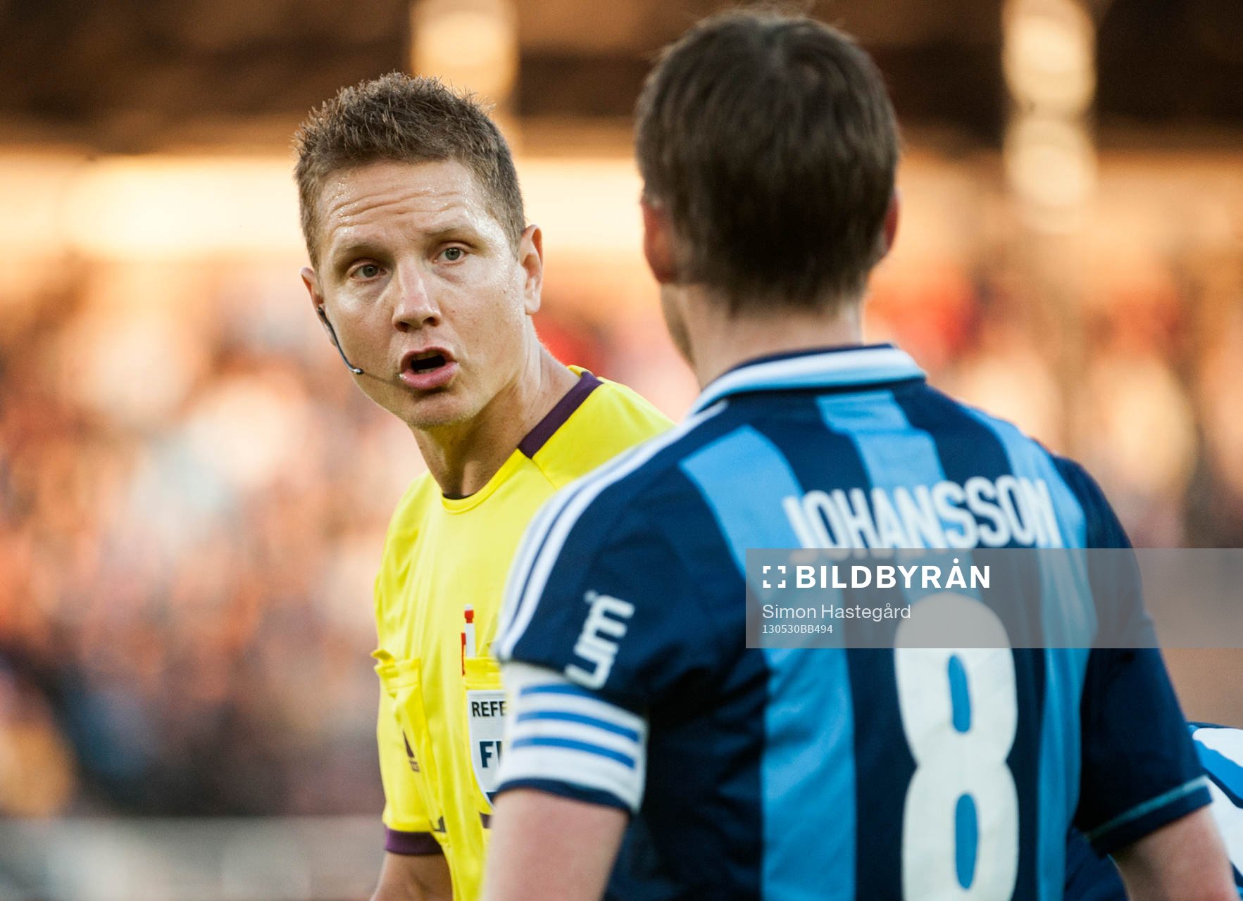 Martin Strömbergsson, domare, pratar med Andreas