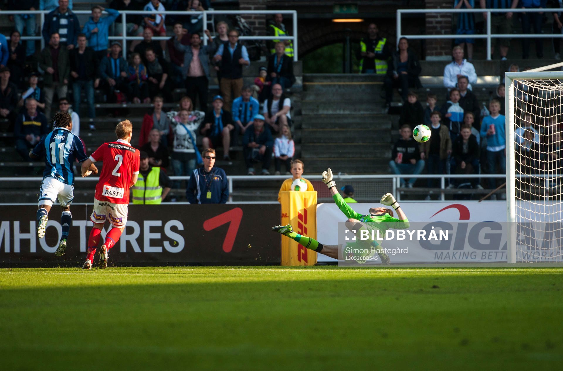 Amadou Jawo, Djurgården, gör 1-0 bakom Etrit Berisha,