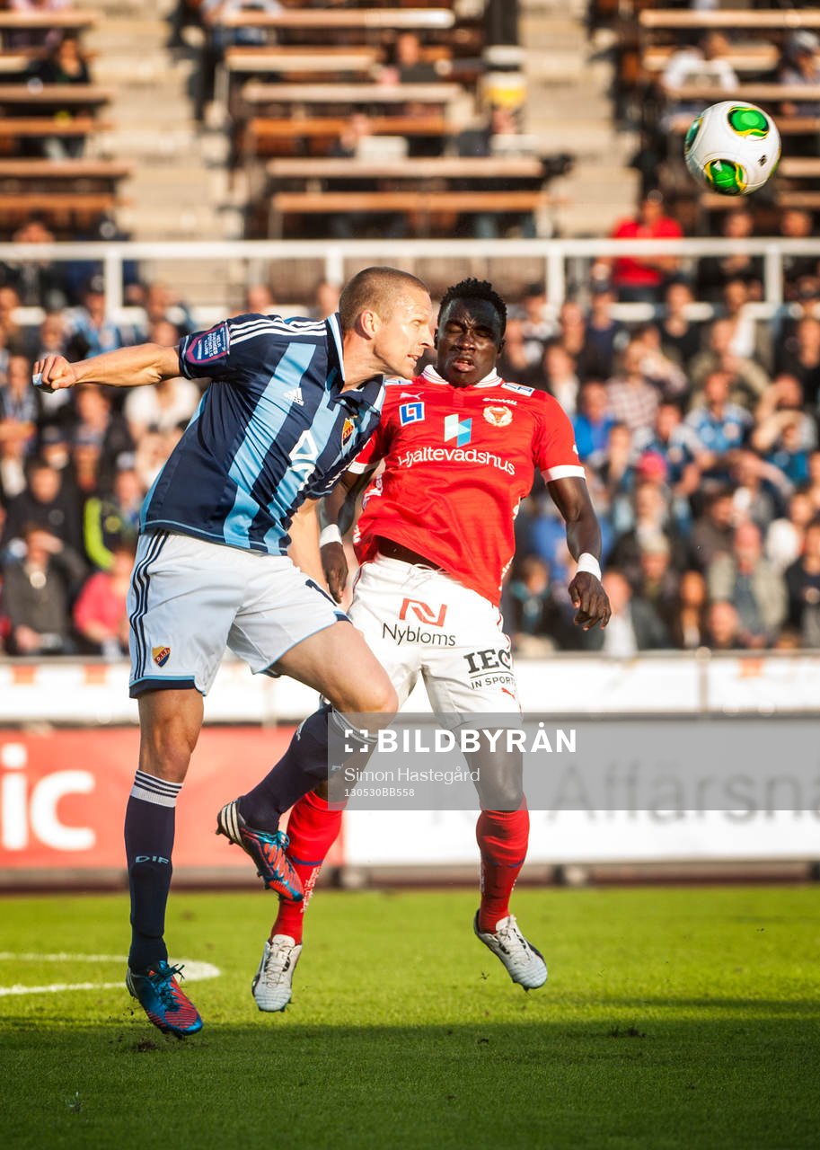 Mattias Östberg, Djurgården, nickar bort en boll från