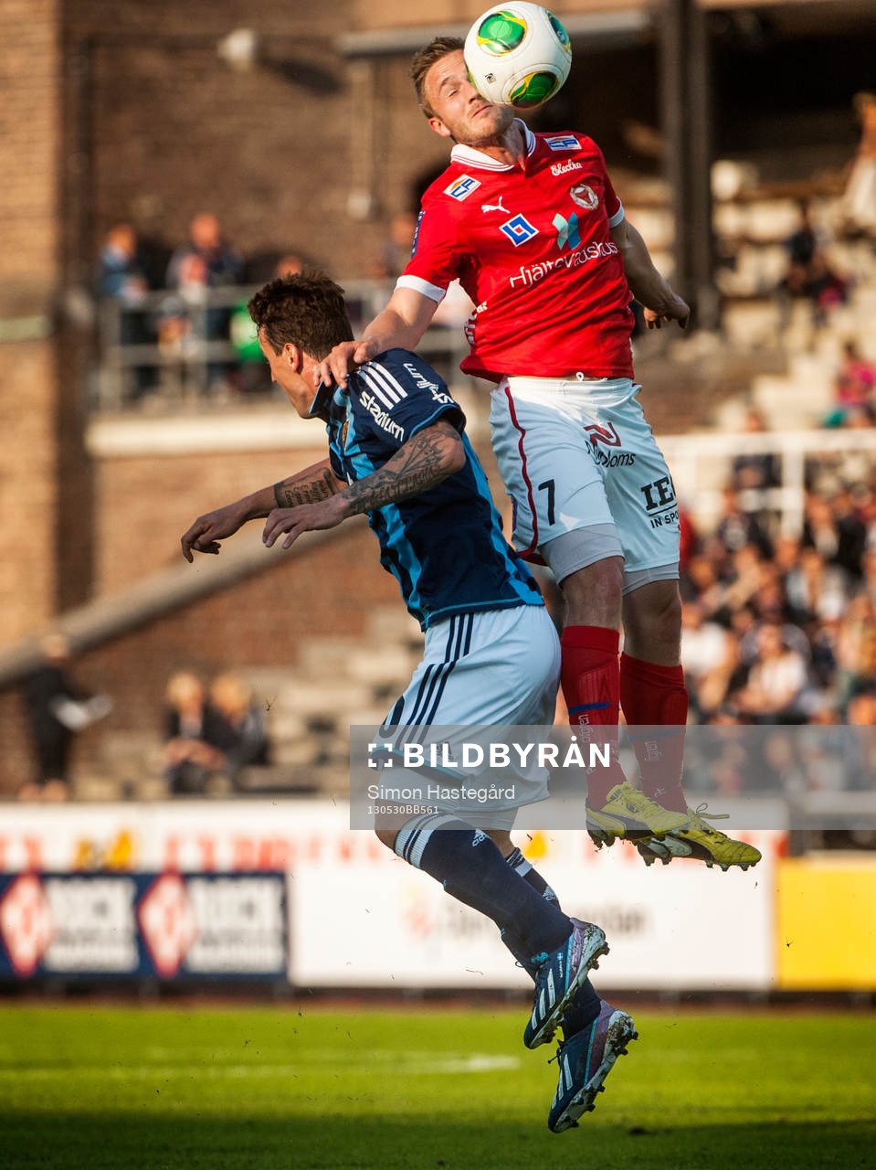 Mats Solheim, Kalmar FF, gör en nick ovanför Erton