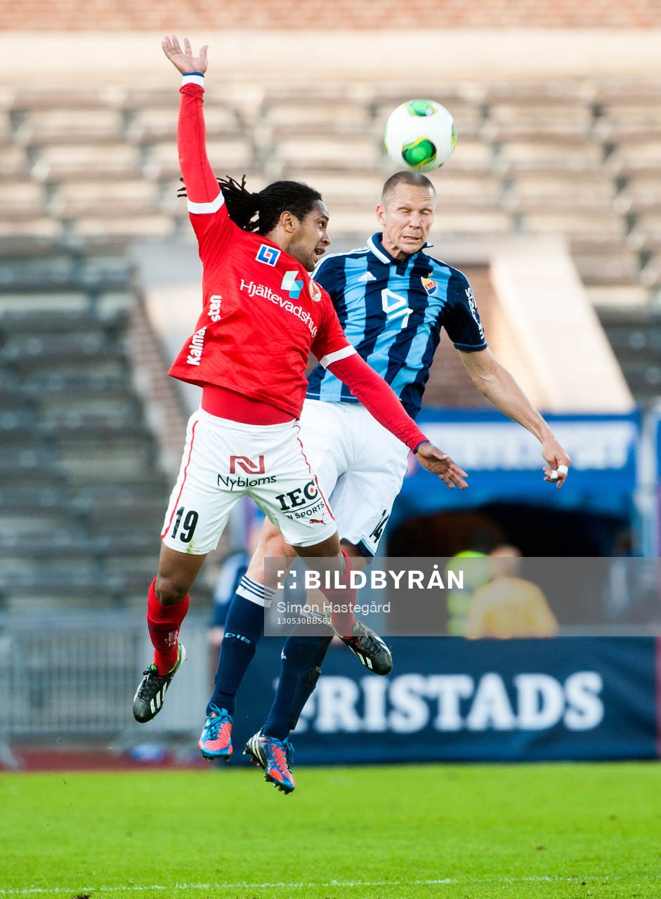 Fotboll, Allsvenskan, Djurgården - Kalmar: Jonathan McDonald, Kalmar FF och Mattias Östberg, Djurgården, i en nickduell.