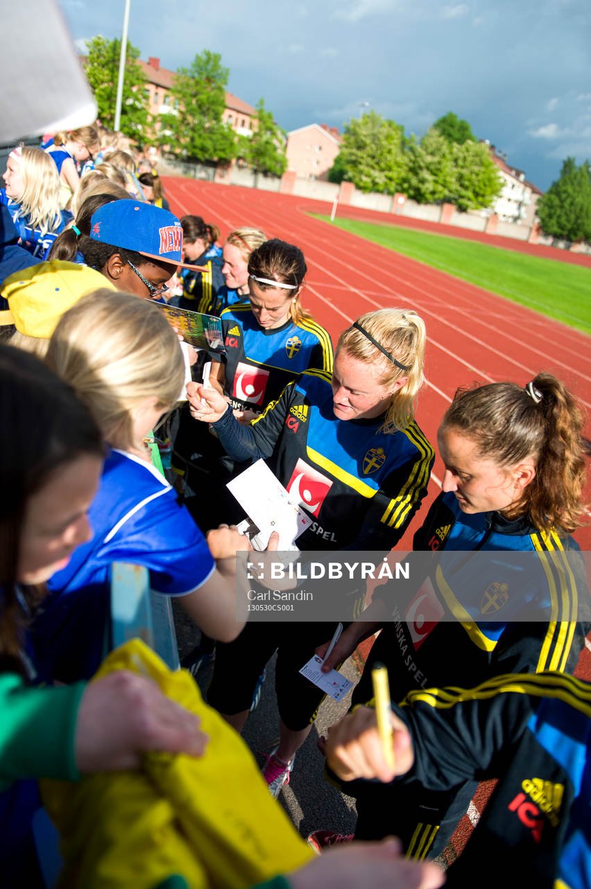 Laget skriver autografer