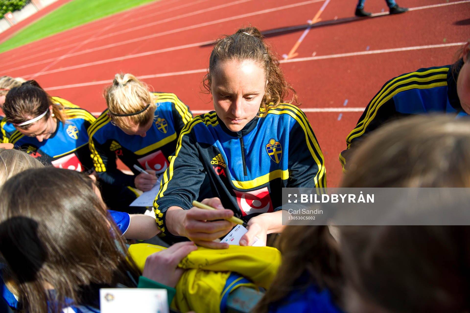 Sofia Lundgren, målvakt, Sverige, skriver autografer