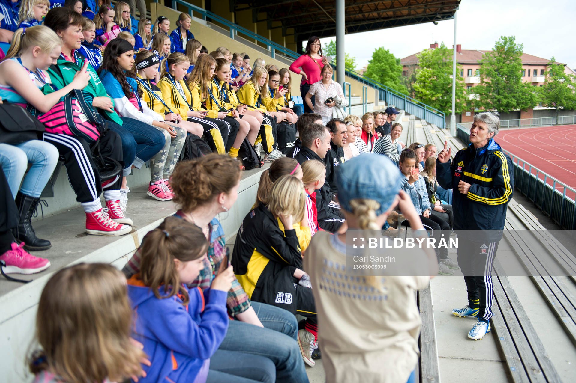 Pia Sundhage, förbundskapten Sverige, pratar med