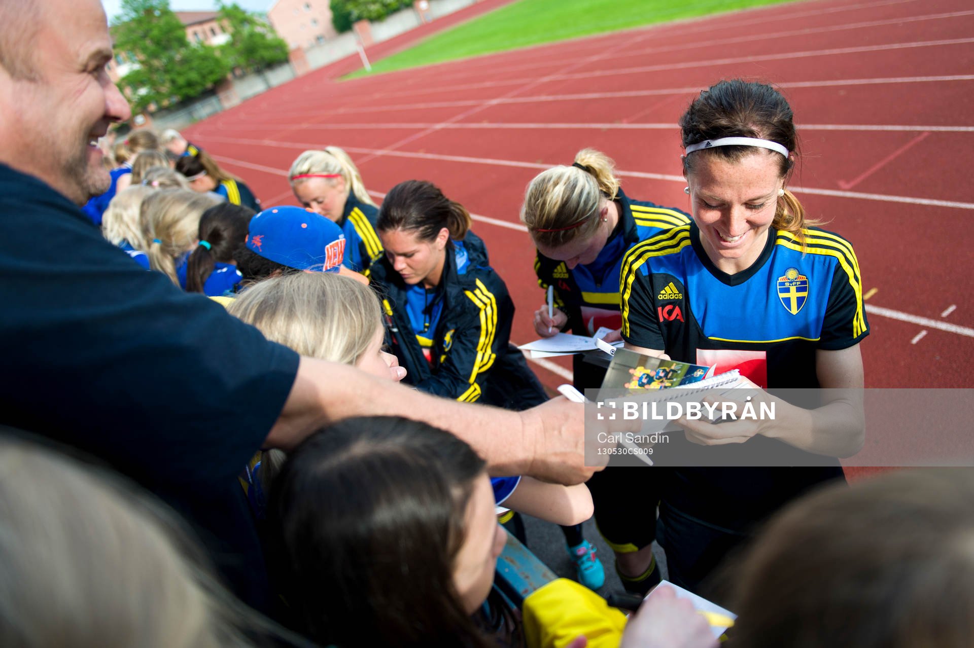 Fotboll, Damlandslaget, Träning: Lotta Schelin, Sverige, skriver autografer.