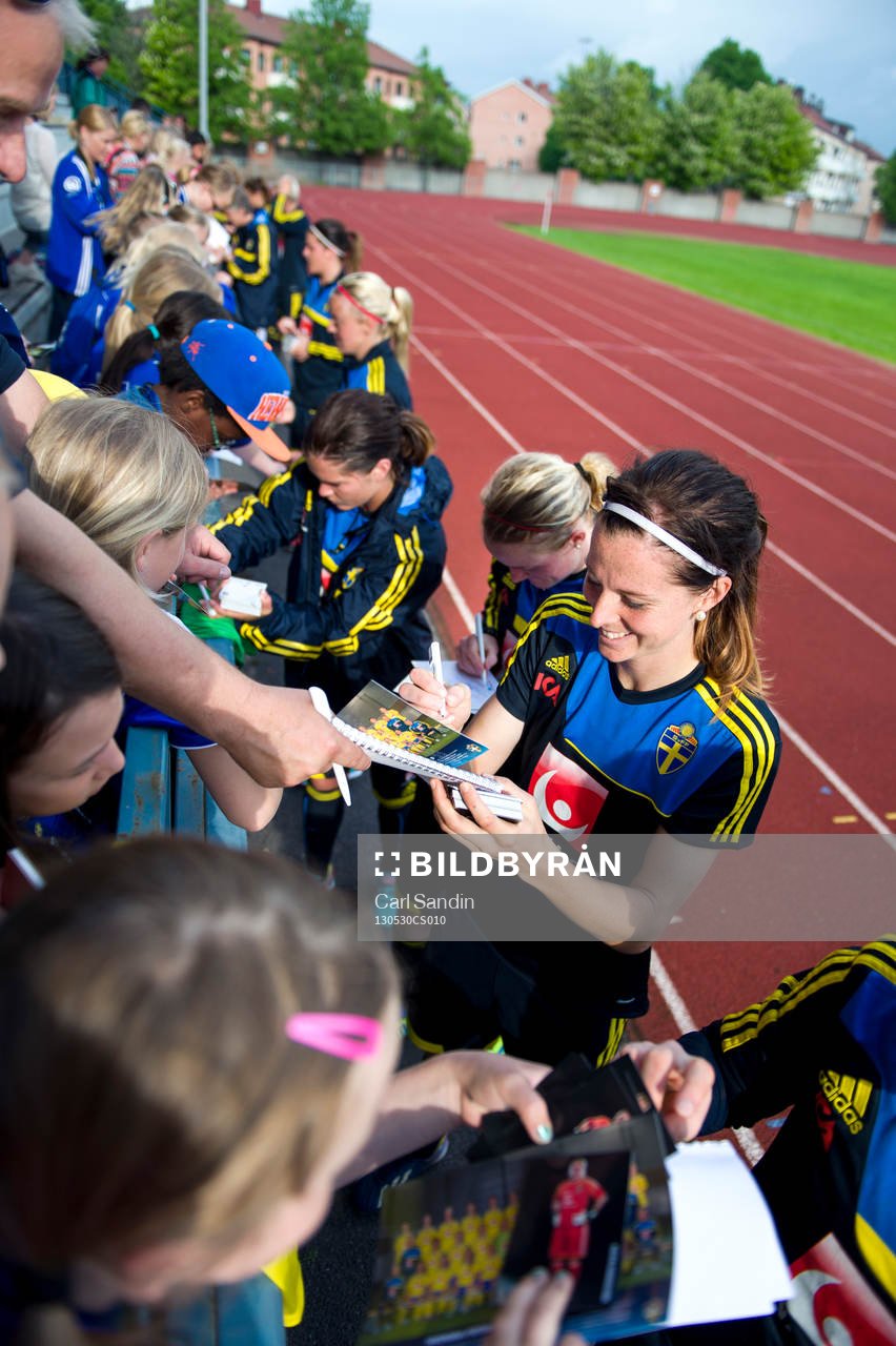 Lotta Schelin, Sverige, skriver autografer