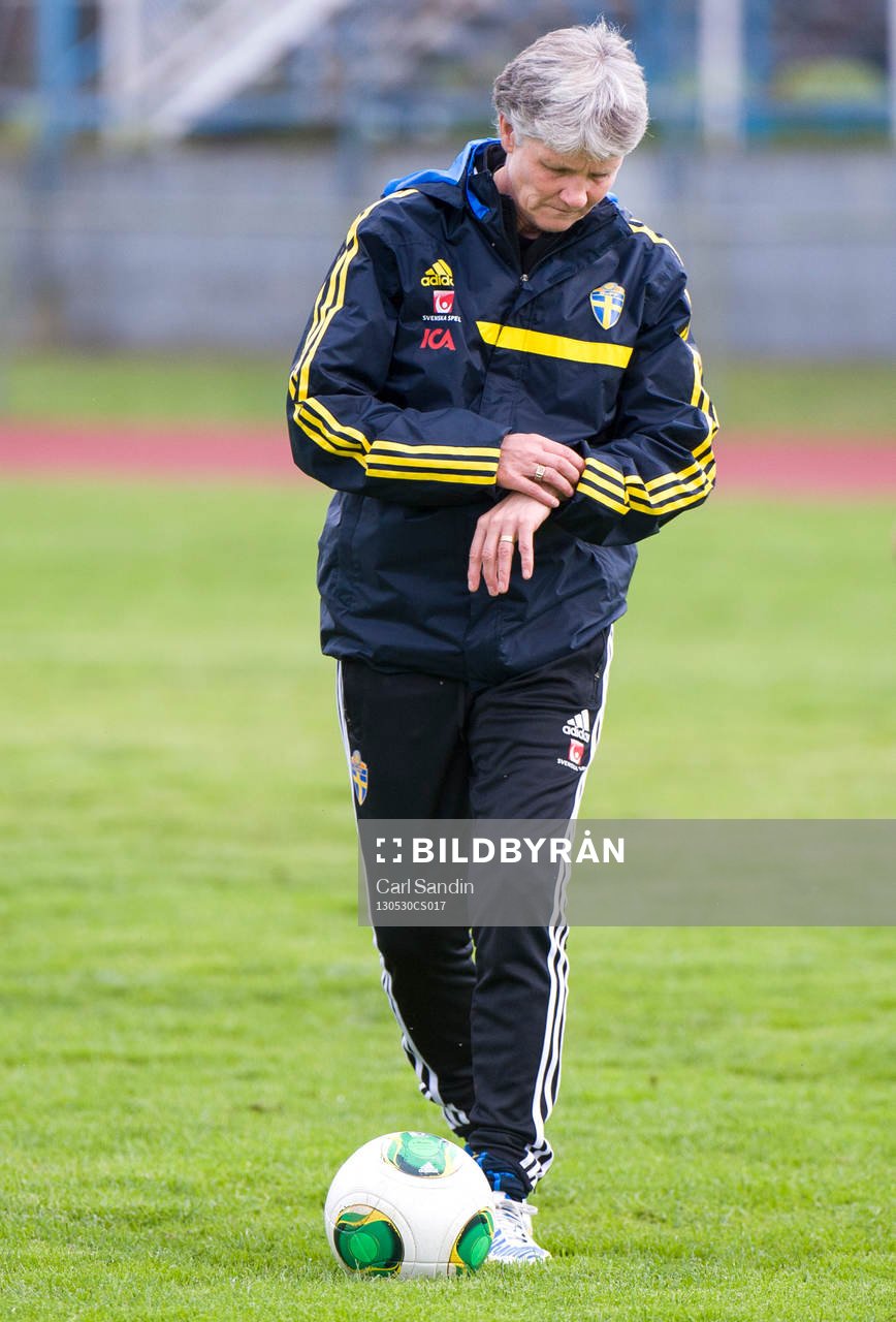 Pia Sundhage, förbundskapten Sverigem tittar på klockan