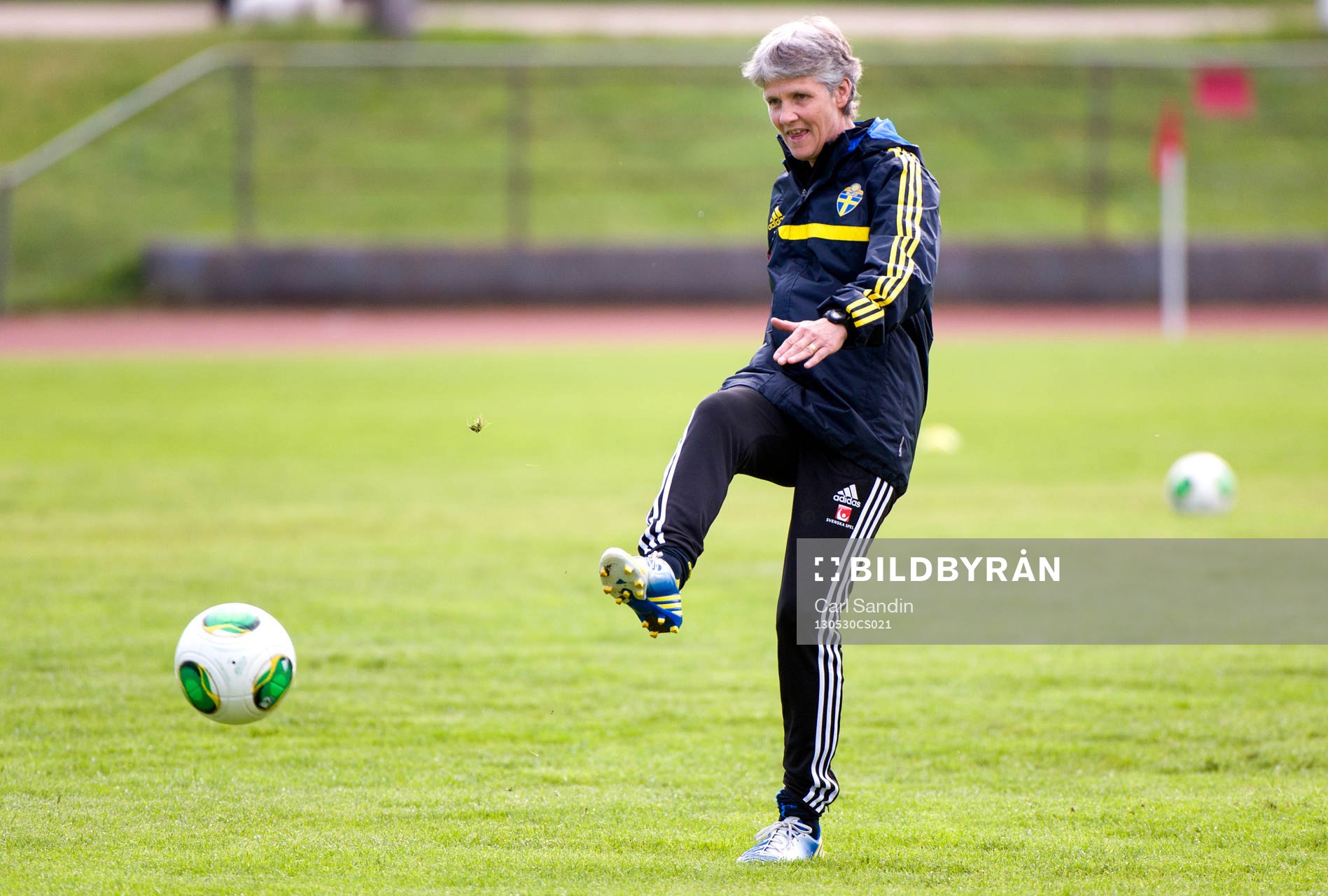 Fotboll, Damlandslaget, Träning: Pia Sundhage, förbundskapten, Sverige, skjuter en boll.