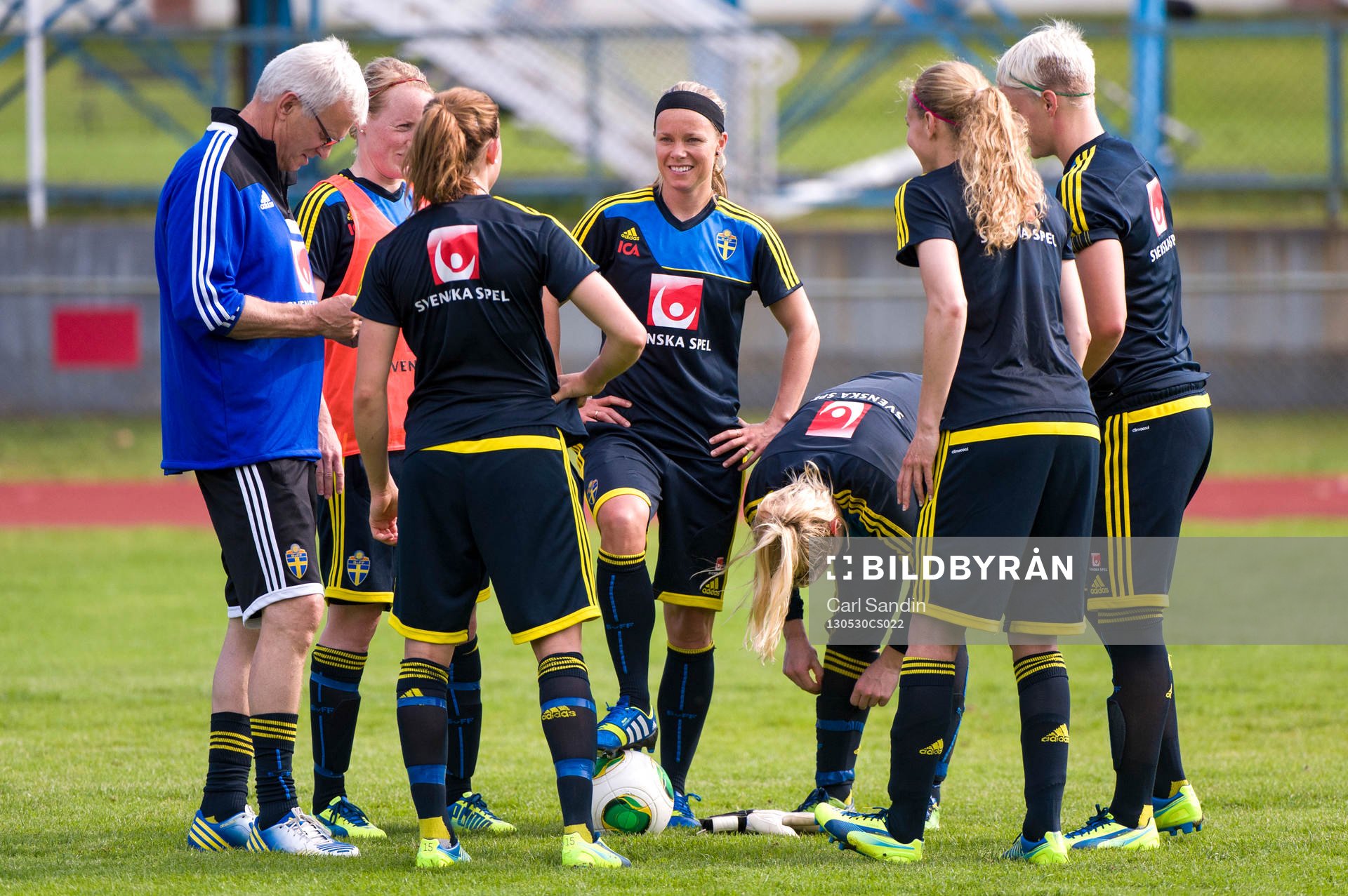 Fotboll, Damlandslaget, Träning: Birger Jacobsson, assisterande förbundskapten, Sverige, pratar med en del av laget. Bland annat Sara Thunebro, Sverige.