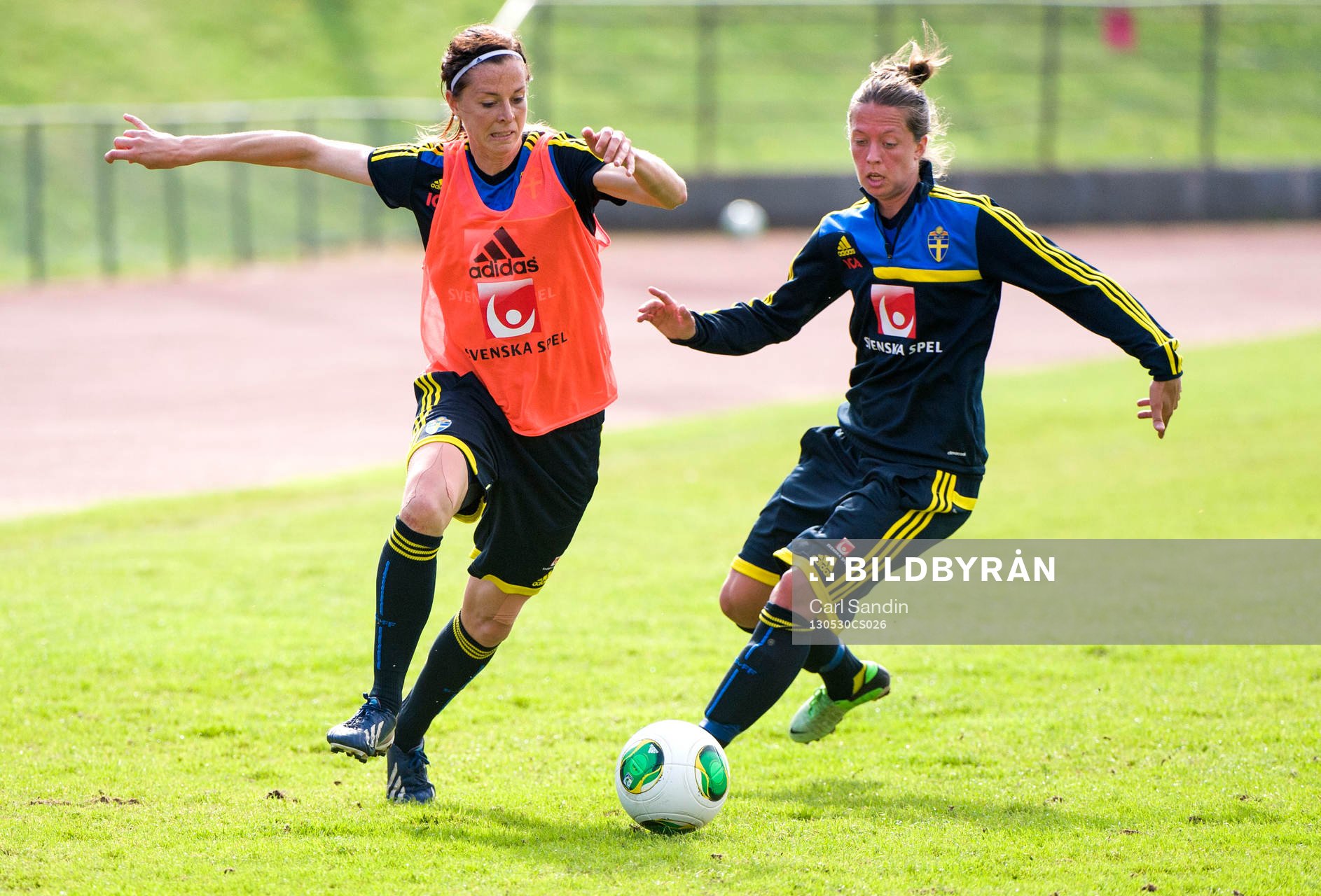 Lotta Schelin jagas av Lina Nilsson, Sverige