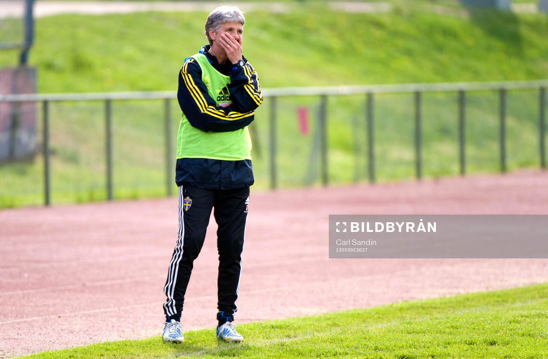 Pia Sundhage, förbundskapten, Sverige, tar sig för