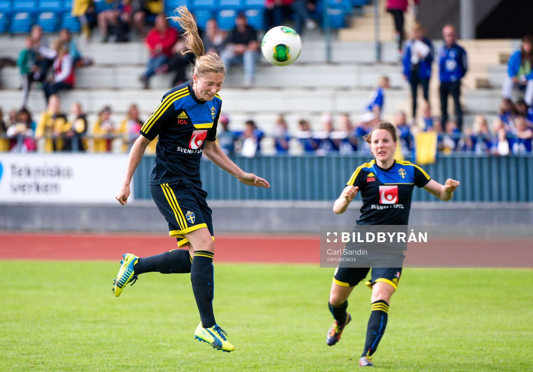 Emmelie Konradsson, Sverige, nickar mot mål