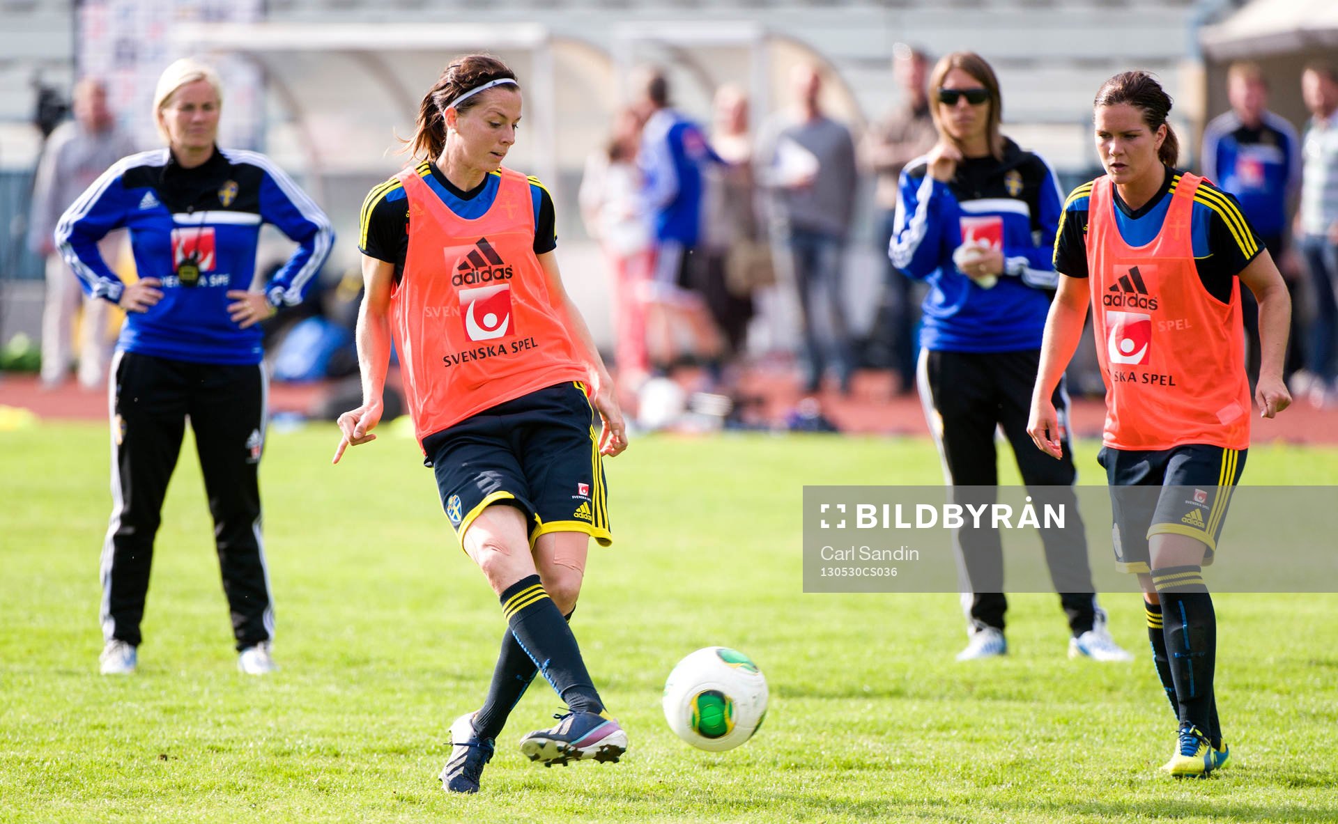 Lotta Schelin, Sverige, skjuter mot mål
