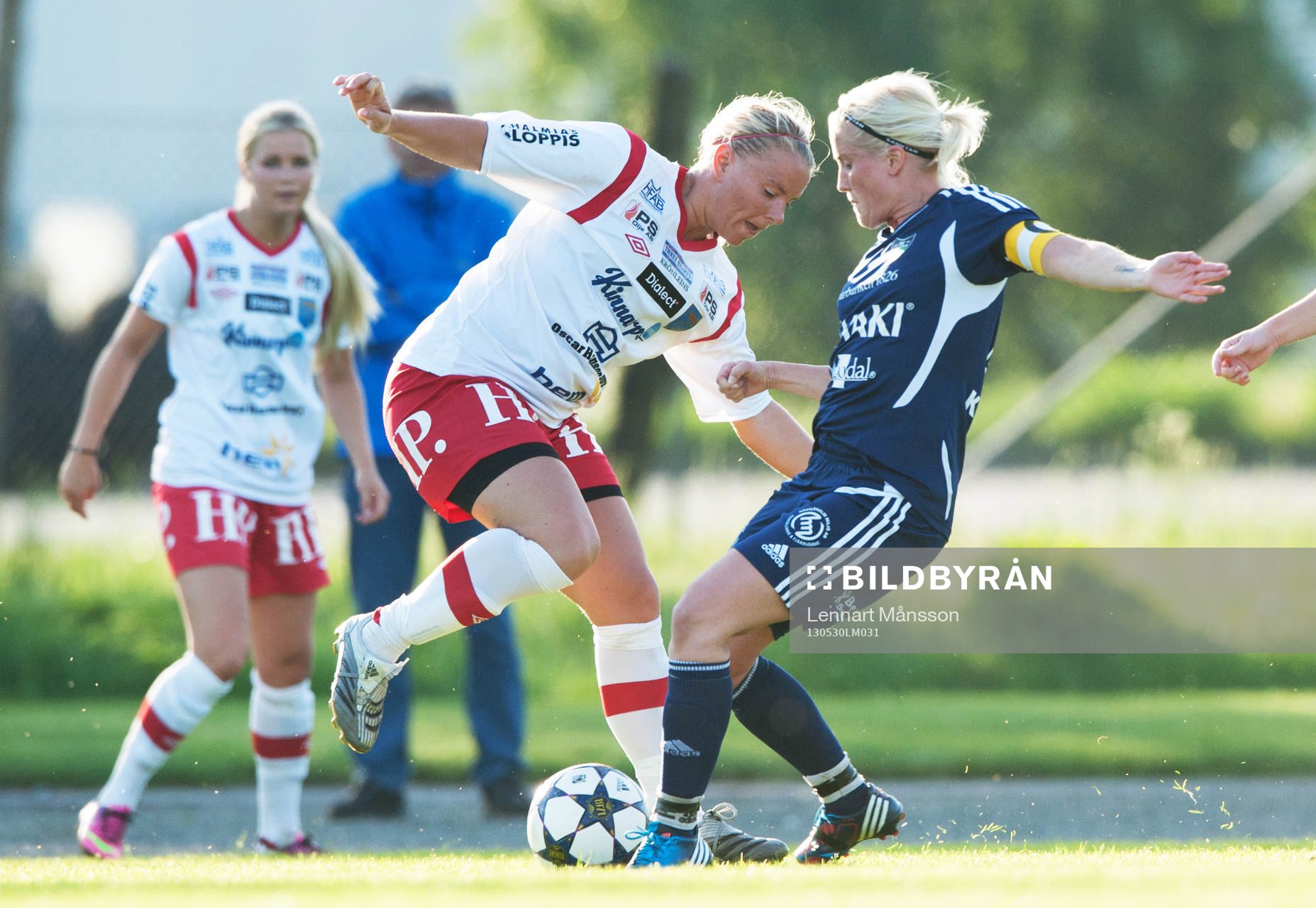 Dribbling, en Halmia-spelare utmanar en Hessleholms-tjej