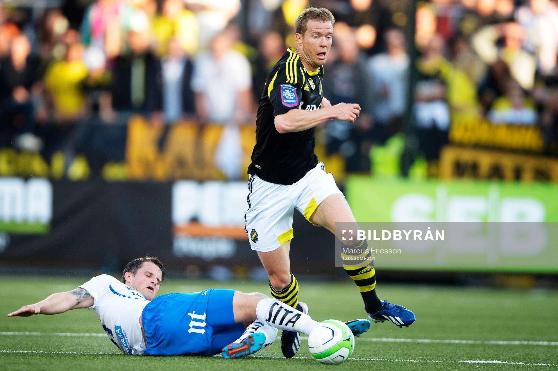 Per Karlsson, AIK springer ifrån Gunnar Heidar