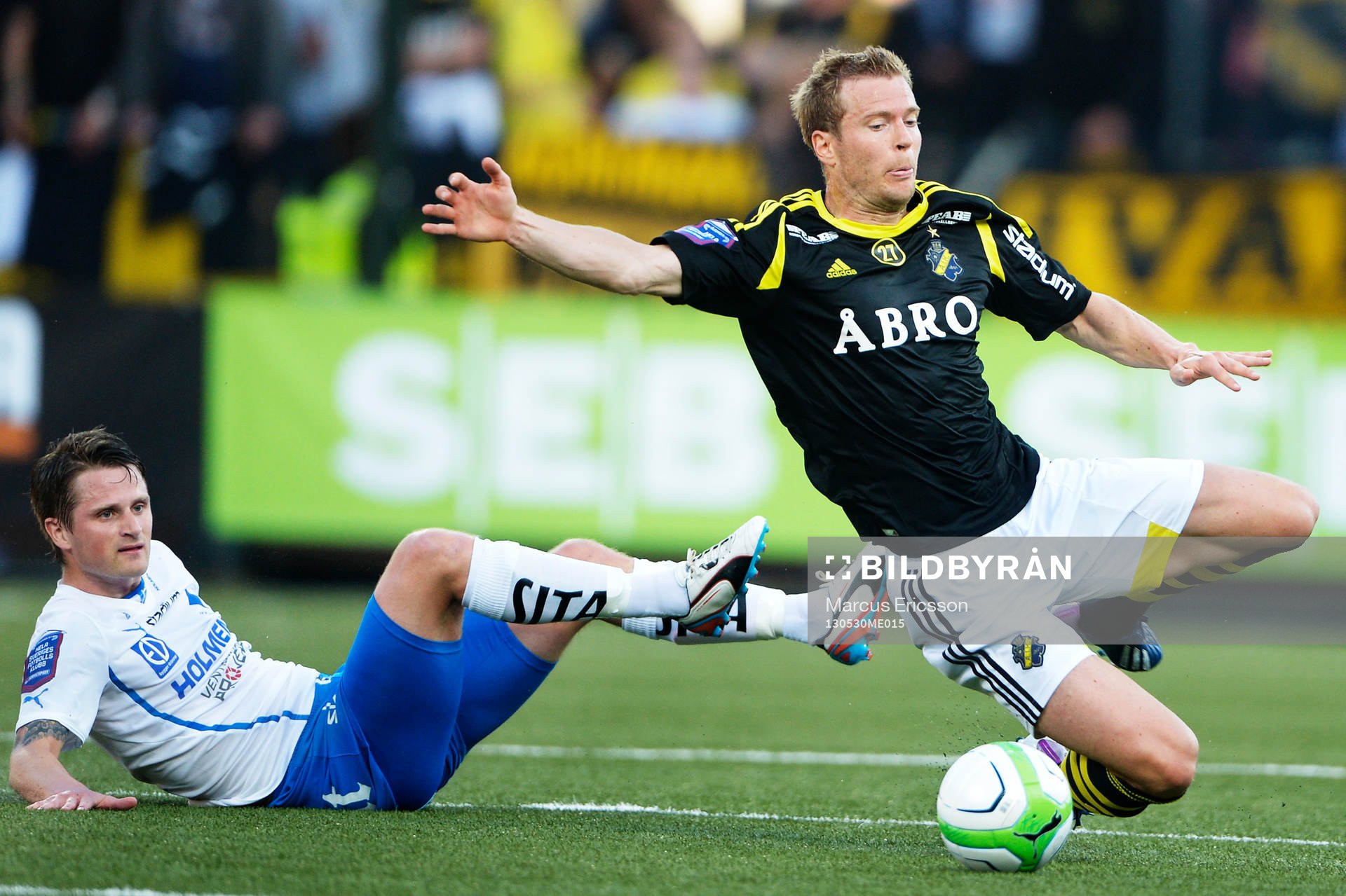 Per Karlsson, AIK springer ifrån Gunnar Heidar