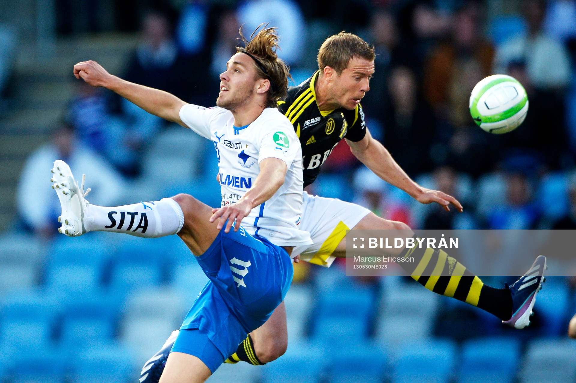 Christoffer Nyman, IFK Norrköping, i kamp om bollen med