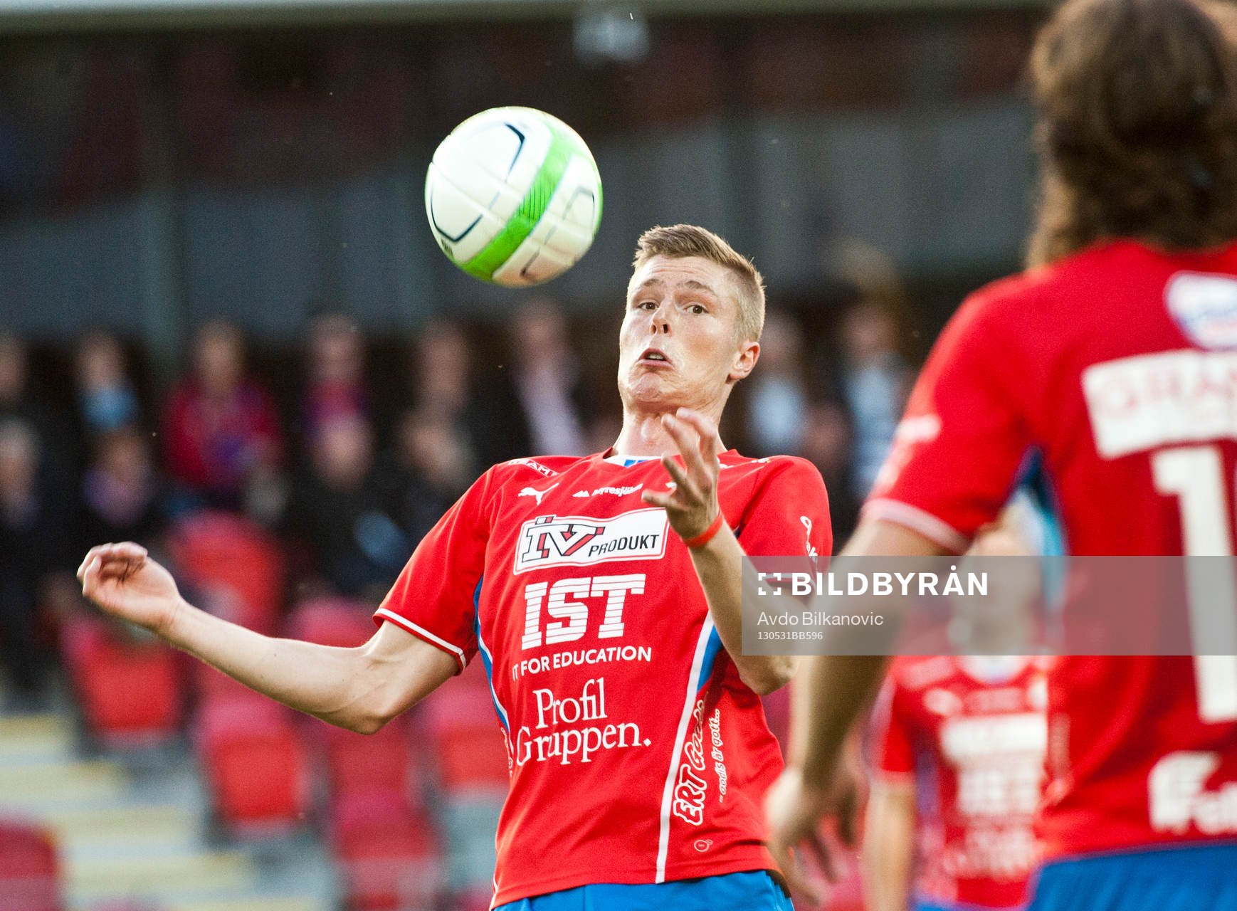 Marcus Bergholtz, Öster, tar ner bolen på bröstet