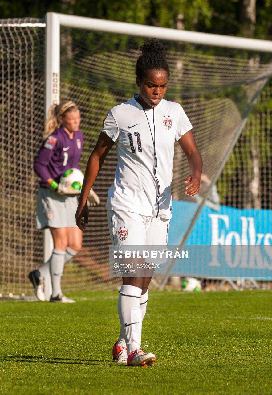 Kayla Mills, USA. Bakom står Jane Campbell, målvakt, USA