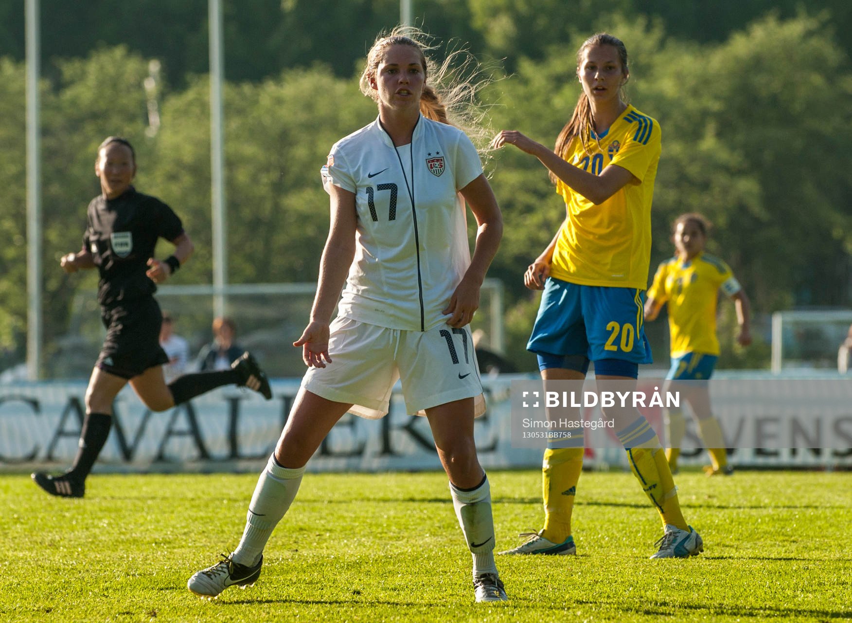 Fotboll, F19, träningsmatch, Sverige - USA: och Danielle Weatherholt, USA. och Nellie Karlsson, Sverige.
