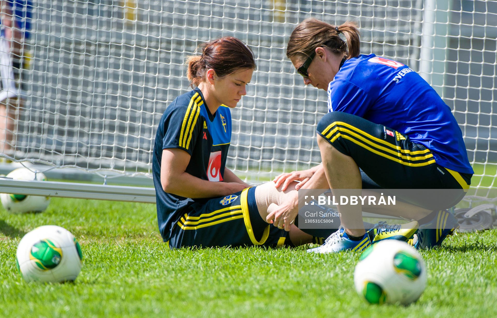 Fotboll, Damlandslaget, Presskonferens och Träning: Hanna Folkesson, Sverige, får sitt högerknä omlindat.