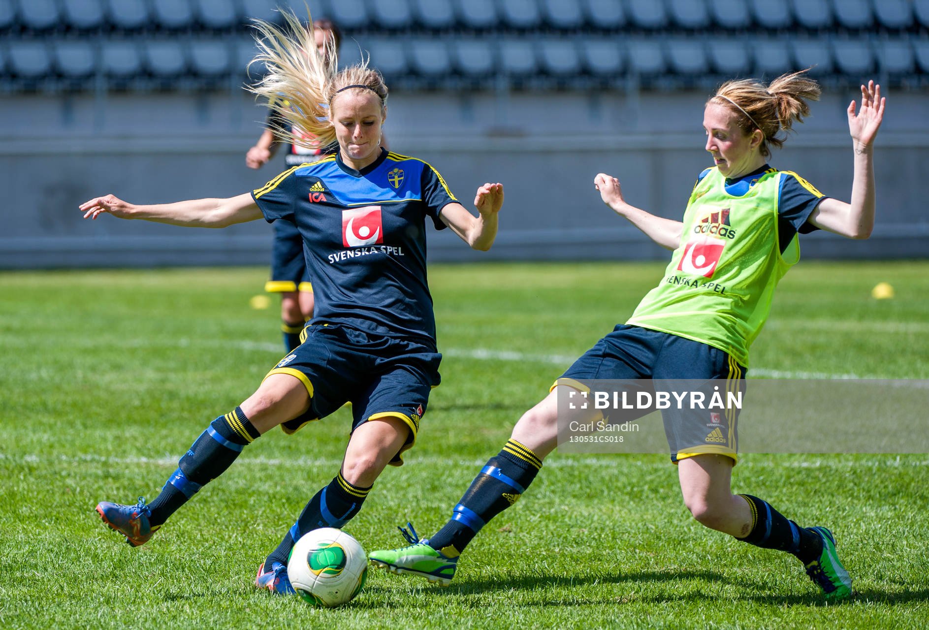 Fotboll, Damlandslaget, Presskonferens och Träning: Amanda Ilestedt i närkamp med Marina Pettersson Engström, Sverige.