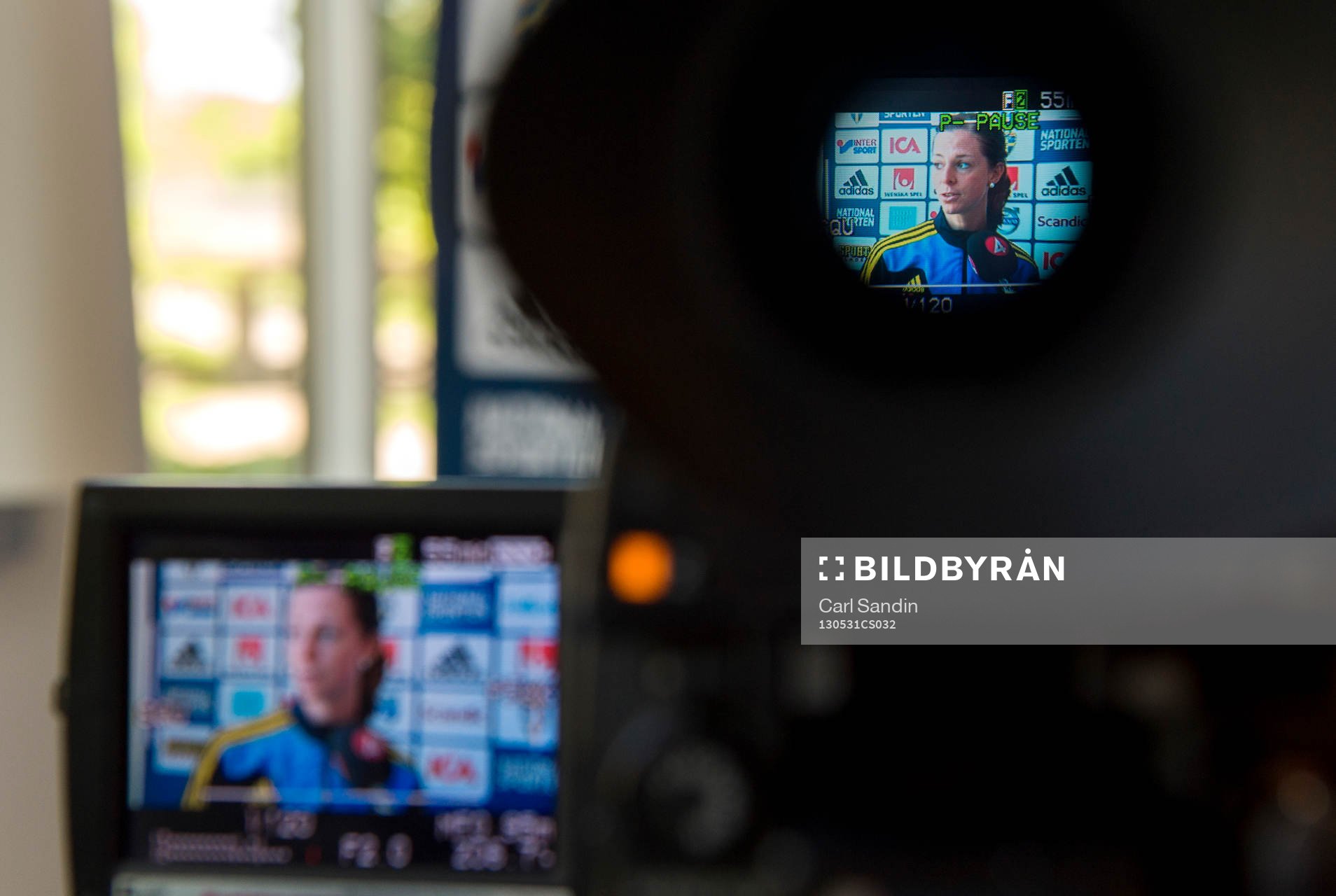 Lotta Schelin, Sverige, blir intervjuad av TV4