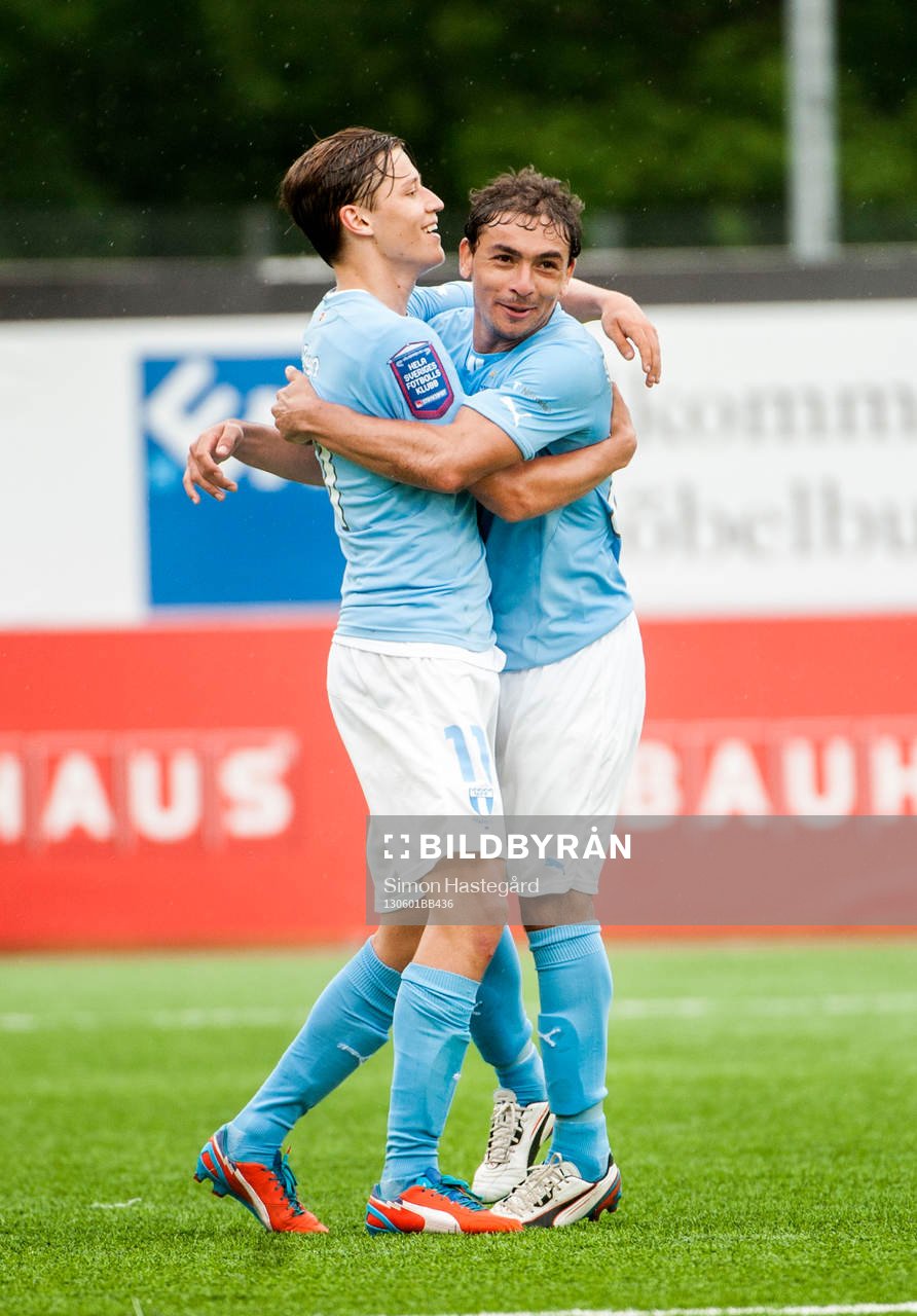 Simon Thern, och Ricardinho, Malmö FF, omfamnar varandra