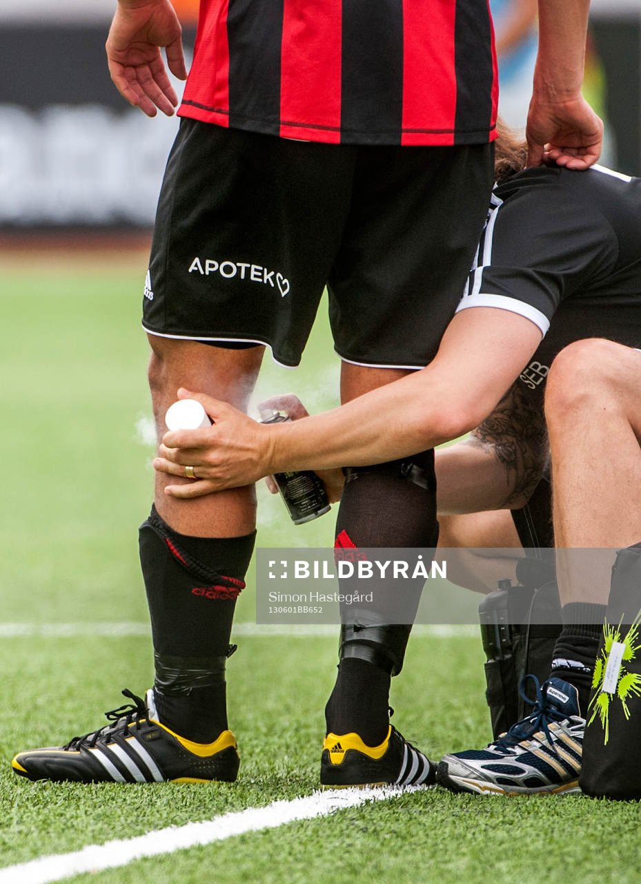 Mauricio Albornoz, Brommapojkarna, får kylspray på knäet