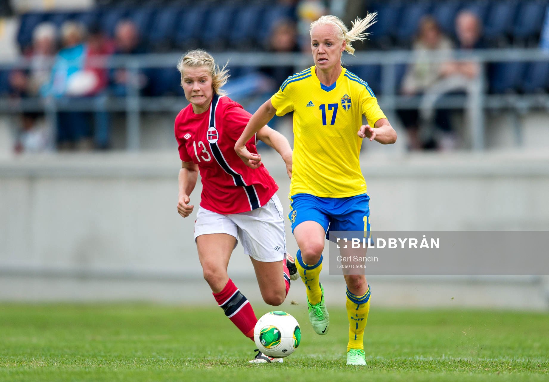 Caroline Seger, Sverige, jagas av Ada Stolsmo Hegerberg,